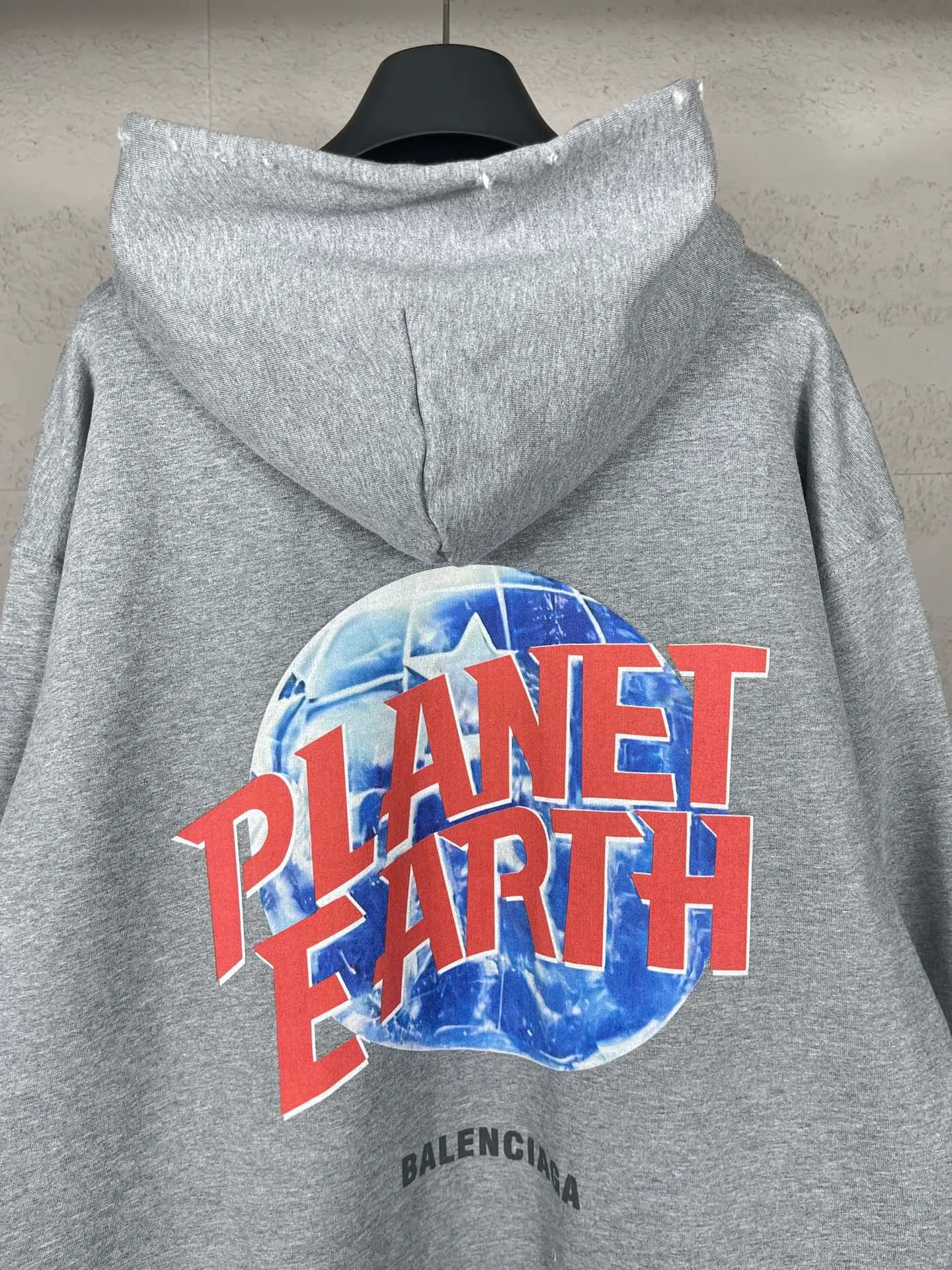 🅿️390 real photos [Top version. Official website quality] BALENCI*GA/Paris. 2024 catwalk style earth pattern direct-injection printing washed distressed worn cardigan zipper hooded sweatshirt 2024 new style. All pattern details and colors Y-board customization. Jubie market currency. Brick cabinets are synchronized. Genuine products are developed at the first time, and you can print and compare! The fabric is made of Paris ZP custom-woven and dyed cotton sweatshirt. Weighing 460 grams, the cloth surface is clean. The cloth pattern is clear, soft and comfortable. The threads are dyed with no color difference. The printing uses environmentally friendly imported materials with white ink direct printing, the letters are clear and the effect is three-dimensional. The entire garment is washed, distressed and worn. The version adopts OS loose shoulder design. Same style for men and women. Code: BL238955 Color: black, floral gray Size: XS S M L