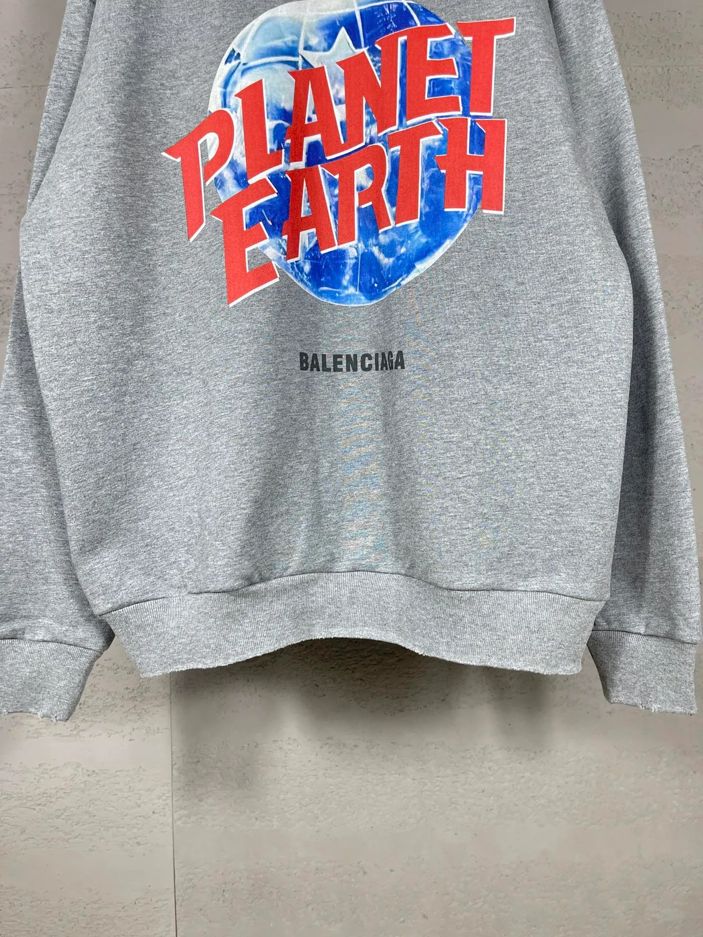 🅿️390 real photos [Top version. Official website quality] BALENCI*GA/Paris. 2024 catwalk style earth pattern direct-injection printing washed distressed worn cardigan zipper hooded sweatshirt 2024 new style. All pattern details and colors Y-board customization. Jubie market currency. Brick cabinets are synchronized. Genuine products are developed at the first time, and you can print and compare! The fabric is made of Paris ZP custom-woven and dyed cotton sweatshirt. Weighing 460 grams, the cloth surface is clean. The cloth pattern is clear, soft and comfortable. The threads are dyed with no color difference. The printing uses environmentally friendly imported materials with white ink direct printing, the letters are clear and the effect is three-dimensional. The entire garment is washed, distressed and worn. The version adopts OS loose shoulder design. Same style for men and women. Code: BL238955 Color: black, floral gray Size: XS S M L