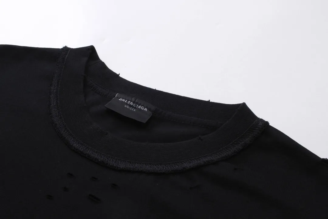 🅿️194 Detailed picture [Top version. Official website quality] BALENCI*GA/Paris AI GENERATED series new T-shirt #2024 new style. The reverse stitching design is full of sense. The front, back and left sleeves are printed with the new LOGO. The ready-made clothes are washed and worn. Notice! ️The original version of this style is made with reverse stitching. It is worn, washed and distressed. This is the normal practice in the Jubie market. The black and gray cuff prints are different. #2024 Spring and Summer Brick Cabinet Synchronization Welcome to compare. The fabric is made of Paris ZP custom-woven and dyed cotton double yarn, with a weight of 260 grams. The cloth surface is clean. The cloth pattern is clear, soft and comfortable. The threads are dyed with no color difference. The classic letter LOGO is printed with imported environmentally friendly glue. The letters are clear and the effect is three-dimensional. Restore the brick cabinet, adopt OS loose shoulder style. Same style for men and women. Code: BL223335 Color: black, light gray, white. Size: XS to L