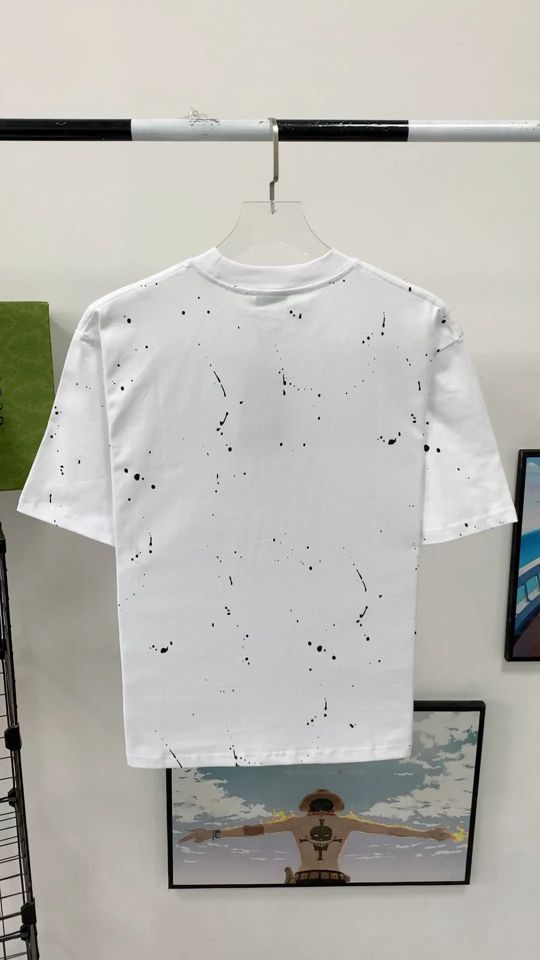 Real shot video on the back——Real shot video on the front——Top tested version BALENCIAGA 23SS spring and summer new style splash-ink aged pure cotton short-sleeved T-shirt. The process adopts Kangli printing cracking effect. The front panel printing glue bursting effect uses imported transparent slurry to scrape the bottom to make the printing bursting feel uniform.  (PS: If this process is missing, the printing will easily fall off in large areas after cracking) Precise craftsmanship and full of details. The fabric has been washed, with special BB logo printing effect, and the whole body is painted. The starting version of the pipe network is 280 grams of double yarn pure cotton fabric. Color: Gray Black White Size: XS－L P:260