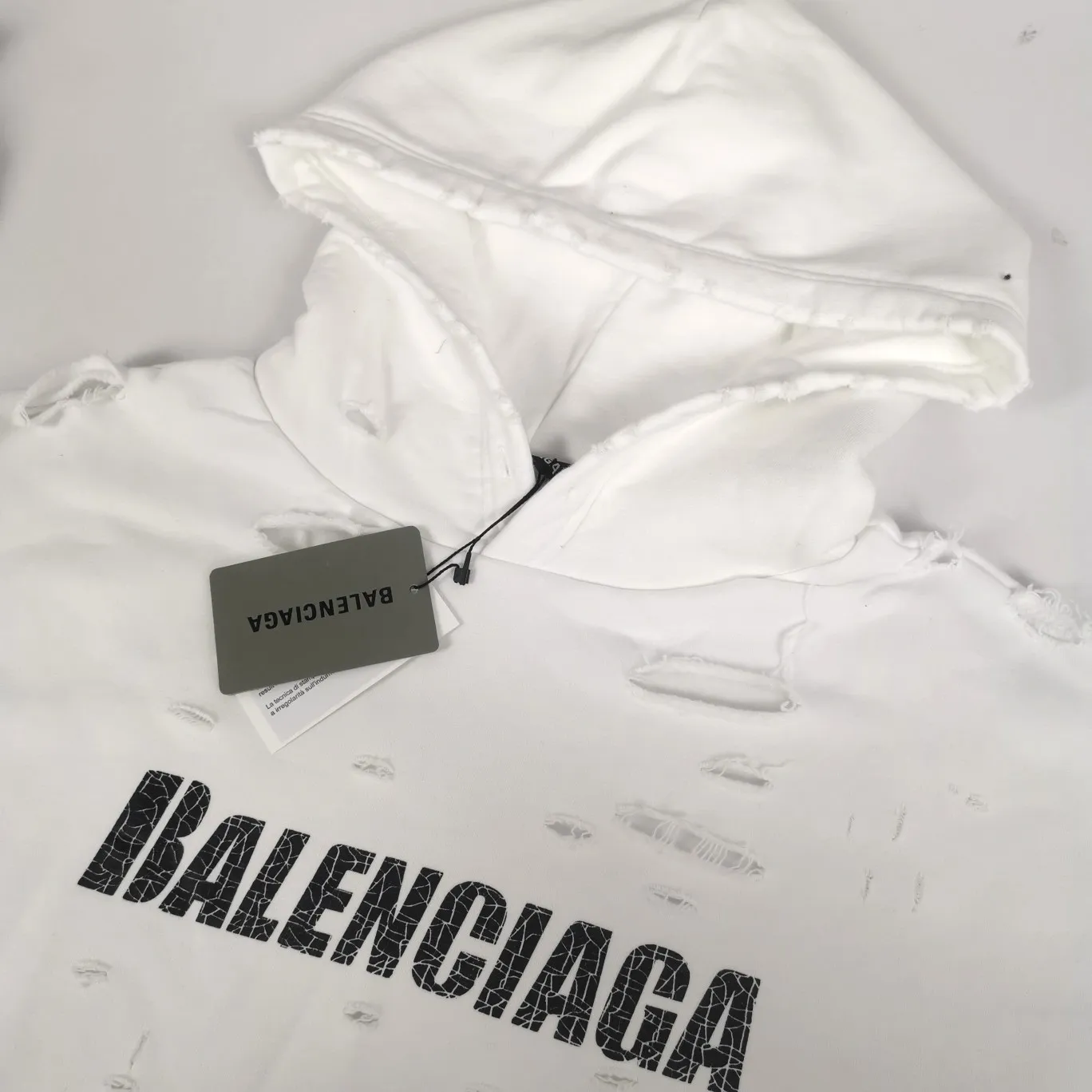 The top tested version of BALENCIAGA's Basic Cracked Sweatshirts and Hoodies for Male and Female Couples Stars can be said to be the most popular item among all the popular items. It has become popular on major self-media e-commerce platforms such as Xiaohongshu and Dewu. Heavy industrial craftsmanship tests the skills of lathes and printing techniques. Huge cost! Fabric: The outer fabric is made of 460g pure cotton fish scale terry fabric + the inner liner is 260g combed cotton. The weight of the ready-made garment exceeds 1kg, which can ❗️100%❗️ restore the drape of zp. The cost of fabric is over one hundred yuan. Washing process: After making the garment, the holes are polished by hand, and then washed to make it look old. The process is extremely complicated! There are more than 200 holes in the entire dress. The collar, cuffs, and hem are torn by hand (with pliers) rather than frayed. This is a more important detail.  Thread: dyed in the same vat with no color difference. Printing: made of special cracked material to achieve the ultimate in breathability and aesthetics! Just like the patterns on a turtle’s back, each one is different!  Accessories: Complete set of customized accessories + Sydney paper Size: XS-L (maximum wear: 230 catties) Color: blue black white purple red cyan P: 570
