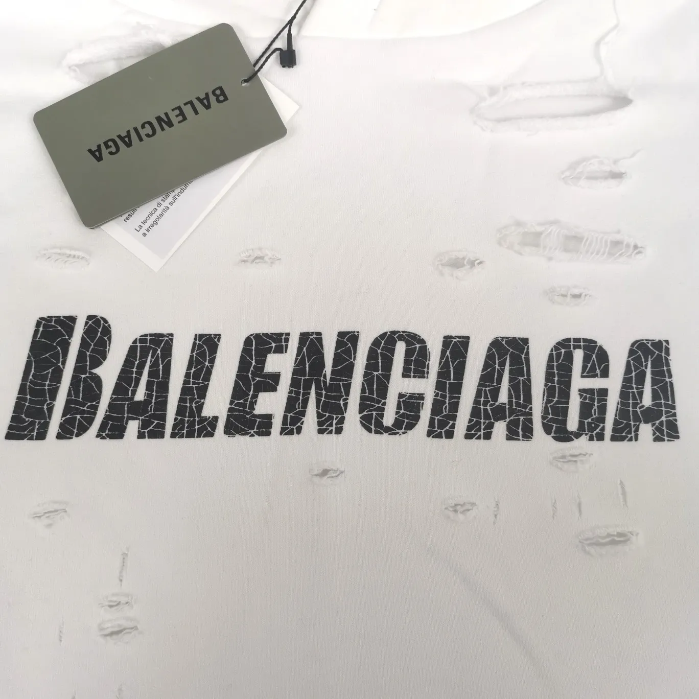 The top tested version of BALENCIAGA's Basic Cracked Sweatshirts and Hoodies for Male and Female Couples Stars can be said to be the most popular item among all the popular items. It has become popular on major self-media e-commerce platforms such as Xiaohongshu and Dewu. Heavy industrial craftsmanship tests the skills of lathes and printing techniques. Huge cost! Fabric: The outer fabric is made of 460g pure cotton fish scale terry fabric + the inner liner is 260g combed cotton. The weight of the ready-made garment exceeds 1kg, which can ❗️100%❗️ restore the drape of zp. The cost of fabric is over one hundred yuan. Washing process: After making the garment, the holes are polished by hand, and then washed to make it look old. The process is extremely complicated! There are more than 200 holes in the entire dress. The collar, cuffs, and hem are torn by hand (with pliers) rather than frayed. This is a more important detail.  Thread: dyed in the same vat with no color difference. Printing: made of special cracked material to achieve the ultimate in breathability and aesthetics! Just like the patterns on a turtle’s back, each one is different!  Accessories: Complete set of customized accessories + Sydney paper Size: XS-L (maximum wear: 230 catties) Color: blue black white purple red cyan P: 570