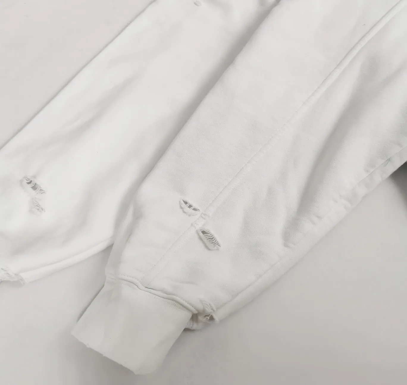 The top tested version of BALENCIAGA's Basic Cracked Sweatshirts and Hoodies for Male and Female Couples Stars can be said to be the most popular item among all the popular items. It has become popular on major self-media e-commerce platforms such as Xiaohongshu and Dewu. Heavy industrial craftsmanship tests the skills of lathes and printing techniques. Huge cost! Fabric: The outer fabric is made of 460g pure cotton fish scale terry fabric + the inner liner is 260g combed cotton. The weight of the ready-made garment exceeds 1kg, which can ❗️100%❗️ restore the drape of zp. The cost of fabric is over one hundred yuan. Washing process: After making the garment, the holes are polished by hand, and then washed to make it look old. The process is extremely complicated! There are more than 200 holes in the entire dress. The collar, cuffs, and hem are torn by hand (with pliers) rather than frayed. This is a more important detail.  Thread: dyed in the same vat with no color difference. Printing: made of special cracked material to achieve the ultimate in breathability and aesthetics! Just like the patterns on a turtle’s back, each one is different!  Accessories: Complete set of customized accessories + Sydney paper Size: XS-L (maximum wear: 230 catties) Color: blue black white purple red cyan P: 570