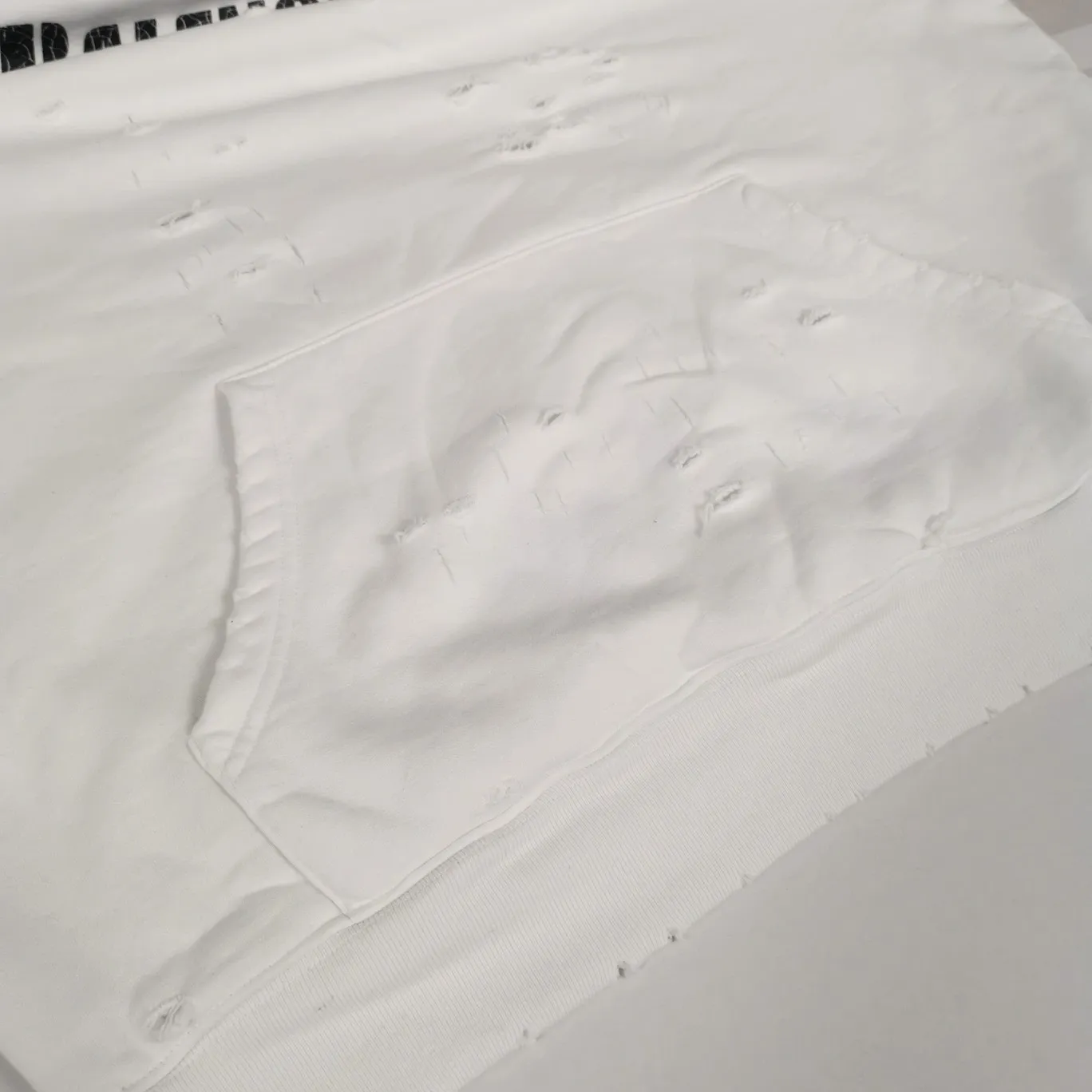 The top tested version of BALENCIAGA's Basic Cracked Sweatshirts and Hoodies for Male and Female Couples Stars can be said to be the most popular item among all the popular items. It has become popular on major self-media e-commerce platforms such as Xiaohongshu and Dewu. Heavy industrial craftsmanship tests the skills of lathes and printing techniques. Huge cost! Fabric: The outer fabric is made of 460g pure cotton fish scale terry fabric + the inner liner is 260g combed cotton. The weight of the ready-made garment exceeds 1kg, which can ❗️100%❗️ restore the drape of zp. The cost of fabric is over one hundred yuan. Washing process: After making the garment, the holes are polished by hand, and then washed to make it look old. The process is extremely complicated! There are more than 200 holes in the entire dress. The collar, cuffs, and hem are torn by hand (with pliers) rather than frayed. This is a more important detail.  Thread: dyed in the same vat with no color difference. Printing: made of special cracked material to achieve the ultimate in breathability and aesthetics! Just like the patterns on a turtle’s back, each one is different!  Accessories: Complete set of customized accessories + Sydney paper Size: XS-L (maximum wear: 230 catties) Color: blue black white purple red cyan P: 570