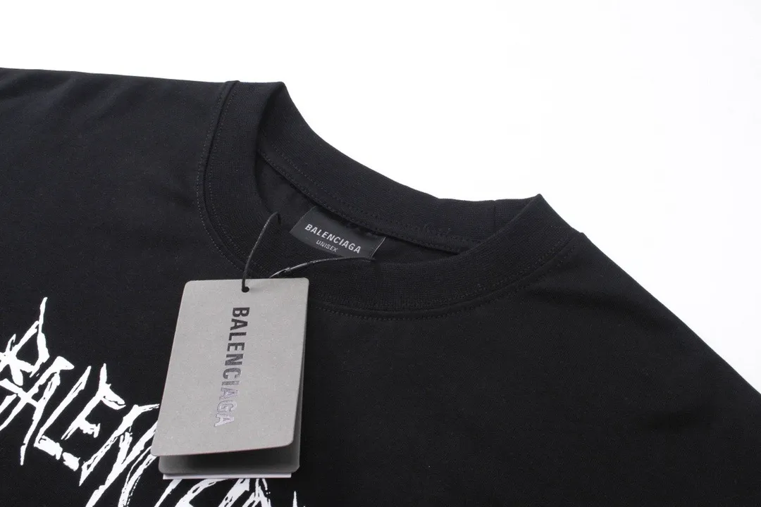 🅿️210 real photos [Top version. Official website quality] BALENCI*GA/Paris. 2024 new style. Year of the Dragon limited print long-sleeved T-shirt, synchronized with brick cabinets. Developed genuine product at the first time, enjoy printing and comparison! The fabric is made of Paris ZP custom-woven and dyed cotton double yarn. Weighing 260 grams, the cloth surface is clean. The cloth pattern is clear, soft and comfortable. The threads are dyed with no color difference. The classic LOGO is made of environmentally friendly imported materials, drawn silk flowers, with clear letters and three-dimensional effect. Restore the brick cabinet. Welcome to compare, the version adopts the OS loose shoulder version. Same style for men and women Coding: BL235035 Color: black, white, pink Size: XS S M L