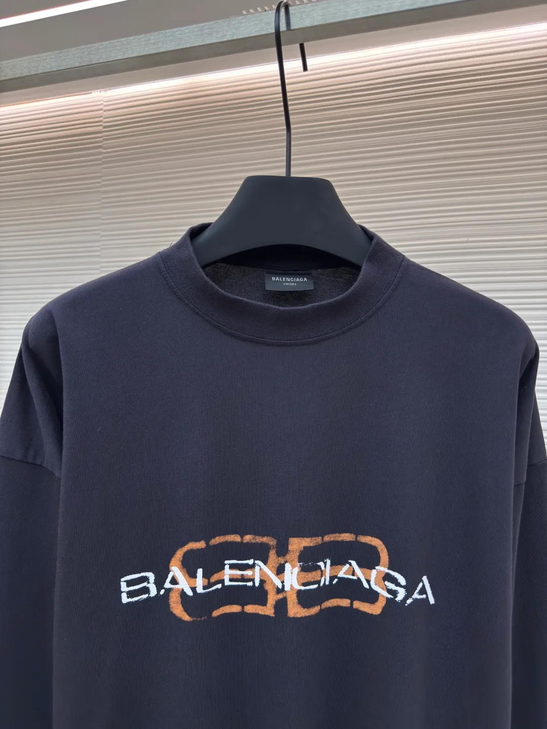 Balenciaga distressed letter printed long sleeves ●Authentic product: purchased and developed by 7089 ●Item number: 1680350-A50 ●Fabric: jersey fabric ●Technology: distressed production ●Version: loose fit ●Weight: about 325 grams ●Size: XS-S-M-L ●Description: Balenciaga 25ss distressed letter printed long-sleeved whole dress purchased from ZP and dismantled and made for 6300. Customized black jersey fabric, made of 100% cotton imported yarn. The front panel is decorated with BB icon stencil artwork prints. The collar, cuffs and hem of the same color are customized. Double-layer locking and ultra-high-density wiring, truly 1:1 copy with eyes closed. The overall wiring is straight and delicate, the fabric is comfortable and soft, and the color is consistent without color difference. It can be matched with the same style to create a fashionable look and control various occasions. Customized accessories, complete with three standards, same style for men and women!