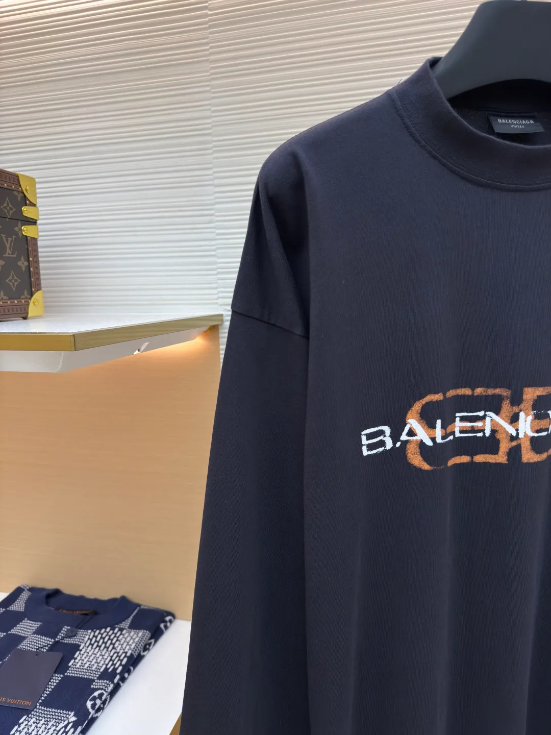 Balenciaga distressed letter printed long sleeves ●Authentic product: purchased and developed by 7089 ●Item number: 1680350-A50 ●Fabric: jersey fabric ●Technology: distressed production ●Version: loose fit ●Weight: about 325 grams ●Size: XS-S-M-L ●Description: Balenciaga 25ss distressed letter printed long-sleeved whole dress purchased from ZP and dismantled and made for 6300. Customized black jersey fabric, made of 100% cotton imported yarn. The front panel is decorated with BB icon stencil artwork prints. The collar, cuffs and hem of the same color are customized. Double-layer locking and ultra-high-density wiring, truly 1:1 copy with eyes closed. The overall wiring is straight and delicate, the fabric is comfortable and soft, and the color is consistent without color difference. It can be matched with the same style to create a fashionable look and control various occasions. Customized accessories, complete with three standards, same style for men and women!