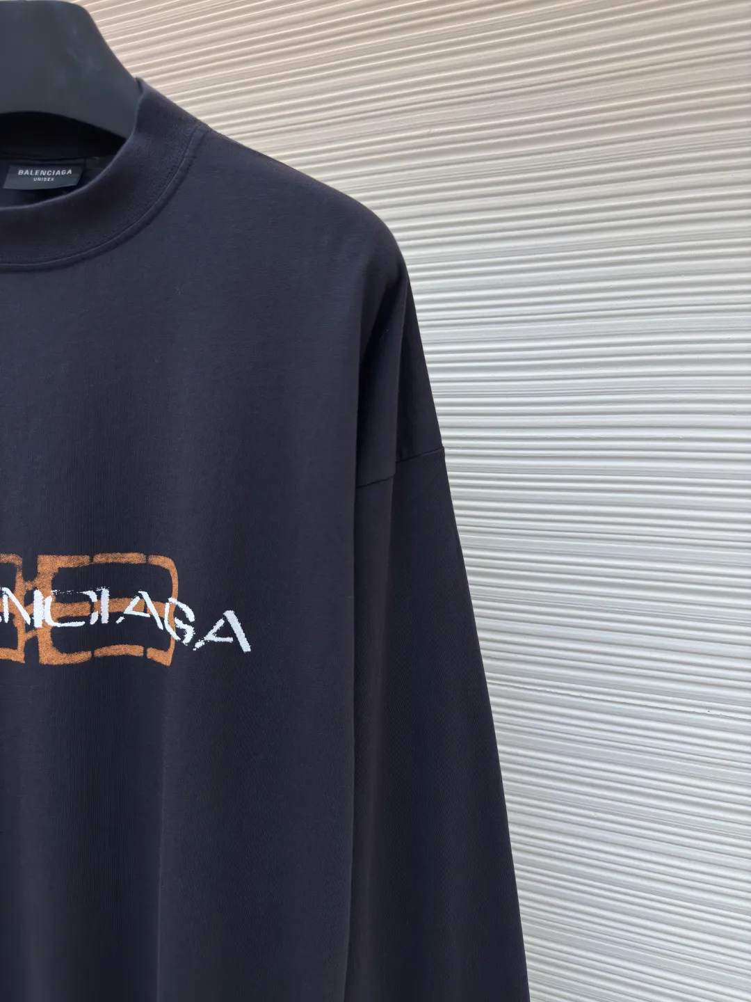 Balenciaga distressed letter printed long sleeves ●Authentic product: purchased and developed by 7089 ●Item number: 1680350-A50 ●Fabric: jersey fabric ●Technology: distressed production ●Version: loose fit ●Weight: about 325 grams ●Size: XS-S-M-L ●Description: Balenciaga 25ss distressed letter printed long-sleeved whole dress purchased from ZP and dismantled and made for 6300. Customized black jersey fabric, made of 100% cotton imported yarn. The front panel is decorated with BB icon stencil artwork prints. The collar, cuffs and hem of the same color are customized. Double-layer locking and ultra-high-density wiring, truly 1:1 copy with eyes closed. The overall wiring is straight and delicate, the fabric is comfortable and soft, and the color is consistent without color difference. It can be matched with the same style to create a fashionable look and control various occasions. Customized accessories, complete with three standards, same style for men and women!