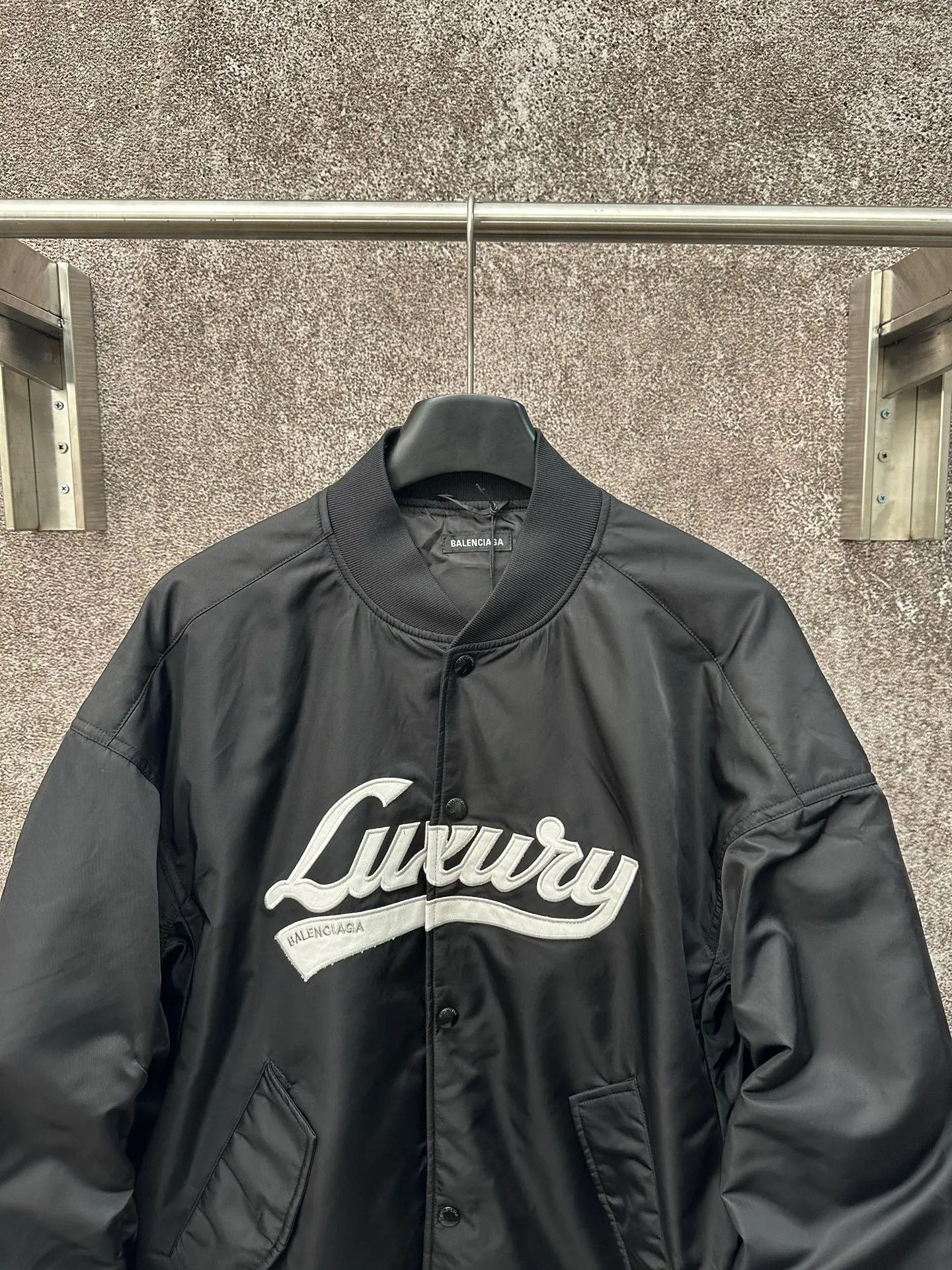🅿️610 BALENCIAGA 2025 FW new large size flying cotton jacket with large white letter logo embroidery on the chest. Front snap-button flap pocket. Loose cut sleeves. Pleated effect. Knitted rib collar, sleeves and hem. Lining with same color lining. Size: S M L XL