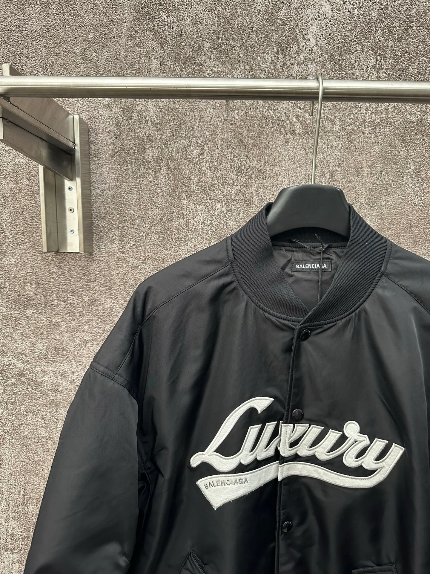 🅿️610 BALENCIAGA 2025 FW new large size flying cotton jacket with large white letter logo embroidery on the chest. Front snap-button flap pocket. Loose cut sleeves. Pleated effect. Knitted rib collar, sleeves and hem. Lining with same color lining. Size: S M L XL