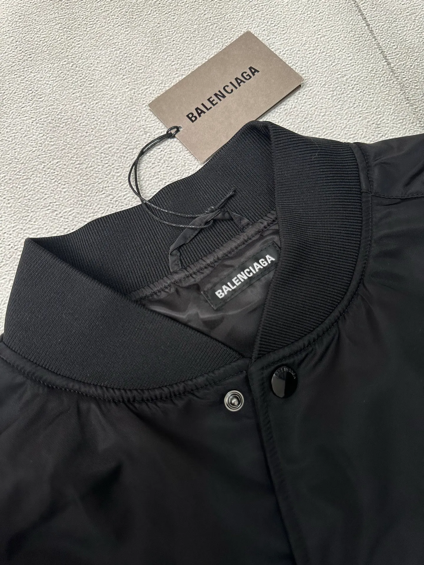 🅿️610 BALENCIAGA 2025 FW new large size flying cotton jacket with large white letter logo embroidery on the chest. Front snap-button flap pocket. Loose cut sleeves. Pleated effect. Knitted rib collar, sleeves and hem. Lining with same color lining. Size: S M L XL