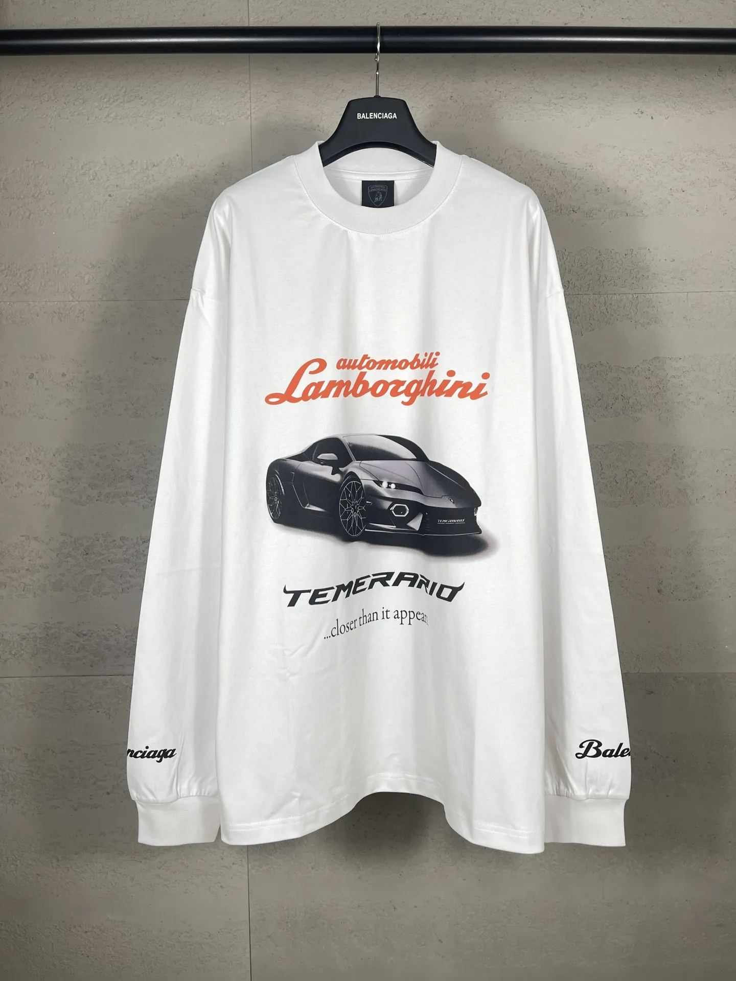🅿️230 photos [Top version. Official website quality] BALENCI*GA/Paris co-branded Lamborghini Lamborghini front and back left and right sleeves direct-injection printed long-sleeved T-shirt # SS25 latest model. Research and development at the first time, different market currencies. Comparisons welcome. The fabric is made of Paris ZP custom-woven and dyed cotton double yarn. Weighing 260 grams, the cloth surface is clean. The cloth pattern is clear, soft and comfortable. The threads are dyed with no color difference. Printing adopts computer direct printing. The pattern letters are clear, three-dimensional and without burrs. Jubie market produces pictures based on pictures. Welcome to compare. The version adopts OS loose shoulder design. Same style for men and women. Code: BL255071 Color: white gray, black Size: XS S M L