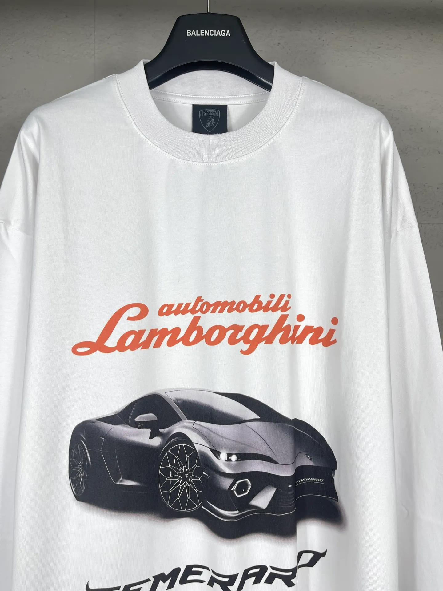 🅿️230 photos [Top version. Official website quality] BALENCI*GA/Paris co-branded Lamborghini Lamborghini front and back left and right sleeves direct-injection printed long-sleeved T-shirt # SS25 latest model. Research and development at the first time, different market currencies. Comparisons welcome. The fabric is made of Paris ZP custom-woven and dyed cotton double yarn. Weighing 260 grams, the cloth surface is clean. The cloth pattern is clear, soft and comfortable. The threads are dyed with no color difference. Printing adopts computer direct printing. The pattern letters are clear, three-dimensional and without burrs. Jubie market produces pictures based on pictures. Welcome to compare. The version adopts OS loose shoulder design. Same style for men and women. Code: BL255071 Color: white gray, black Size: XS S M L