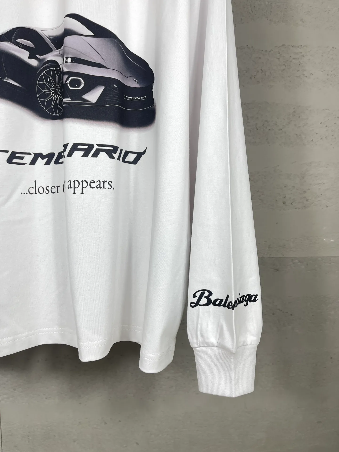 🅿️230 photos [Top version. Official website quality] BALENCI*GA/Paris co-branded Lamborghini Lamborghini front and back left and right sleeves direct-injection printed long-sleeved T-shirt # SS25 latest model. Research and development at the first time, different market currencies. Comparisons welcome. The fabric is made of Paris ZP custom-woven and dyed cotton double yarn. Weighing 260 grams, the cloth surface is clean. The cloth pattern is clear, soft and comfortable. The threads are dyed with no color difference. Printing adopts computer direct printing. The pattern letters are clear, three-dimensional and without burrs. Jubie market produces pictures based on pictures. Welcome to compare. The version adopts OS loose shoulder design. Same style for men and women. Code: BL255071 Color: white gray, black Size: XS S M L