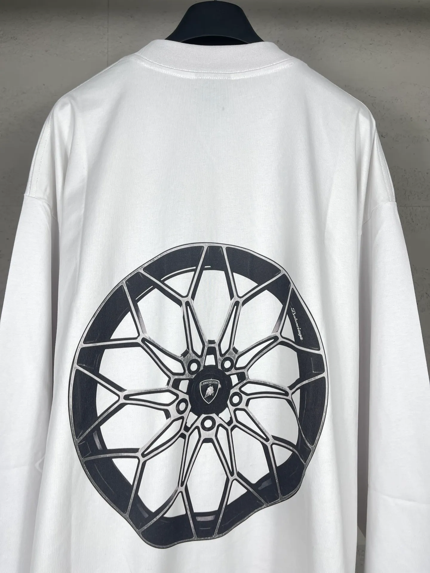 🅿️230 photos [Top version. Official website quality] BALENCI*GA/Paris co-branded Lamborghini Lamborghini front and back left and right sleeves direct-injection printed long-sleeved T-shirt # SS25 latest model. Research and development at the first time, different market currencies. Comparisons welcome. The fabric is made of Paris ZP custom-woven and dyed cotton double yarn. Weighing 260 grams, the cloth surface is clean. The cloth pattern is clear, soft and comfortable. The threads are dyed with no color difference. Printing adopts computer direct printing. The pattern letters are clear, three-dimensional and without burrs. Jubie market produces pictures based on pictures. Welcome to compare. The version adopts OS loose shoulder design. Same style for men and women. Code: BL255071 Color: white gray, black Size: XS S M L