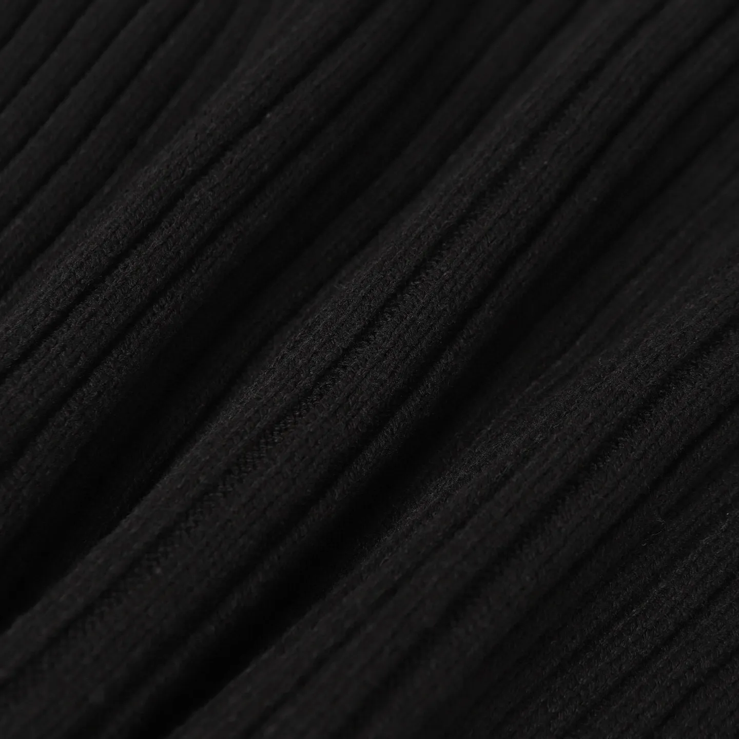 🅿️490 BLCG 25FW high-neck half-zip sweater with armbands. The core craftsmanship of this single product lies in the cross-border fusion of high-tech lamination and traditional knitting. The basis of ready-made garments is high-elastic coarse pit knitting, which achieves strong three-dimensional texture and excellent elasticity through thick gauge and special yarns. The elastic characteristics are mainly characterized by high rebound, multi-directional extension and excellent recovery. Relying on the natural structural stretch of the rough ribbed structure and combining it with high-elastic yarns, it has high stretchability in both the longitudinal and transverse directions (up to 6-10cm). It has no sense of restraint when moving, and can quickly return to its original shape, resist wrinkles, maintain shape, and avoid sagging. The iconic black polyurethane tape is precisely sewn onto the uneven knitted surface. At the same time, the elasticity of the underlying knitted structure must not be damaged, and the luster and toughness of the strip itself should be maintained, integrating the decorative strip and the functional structure into one. Size:S/M/L