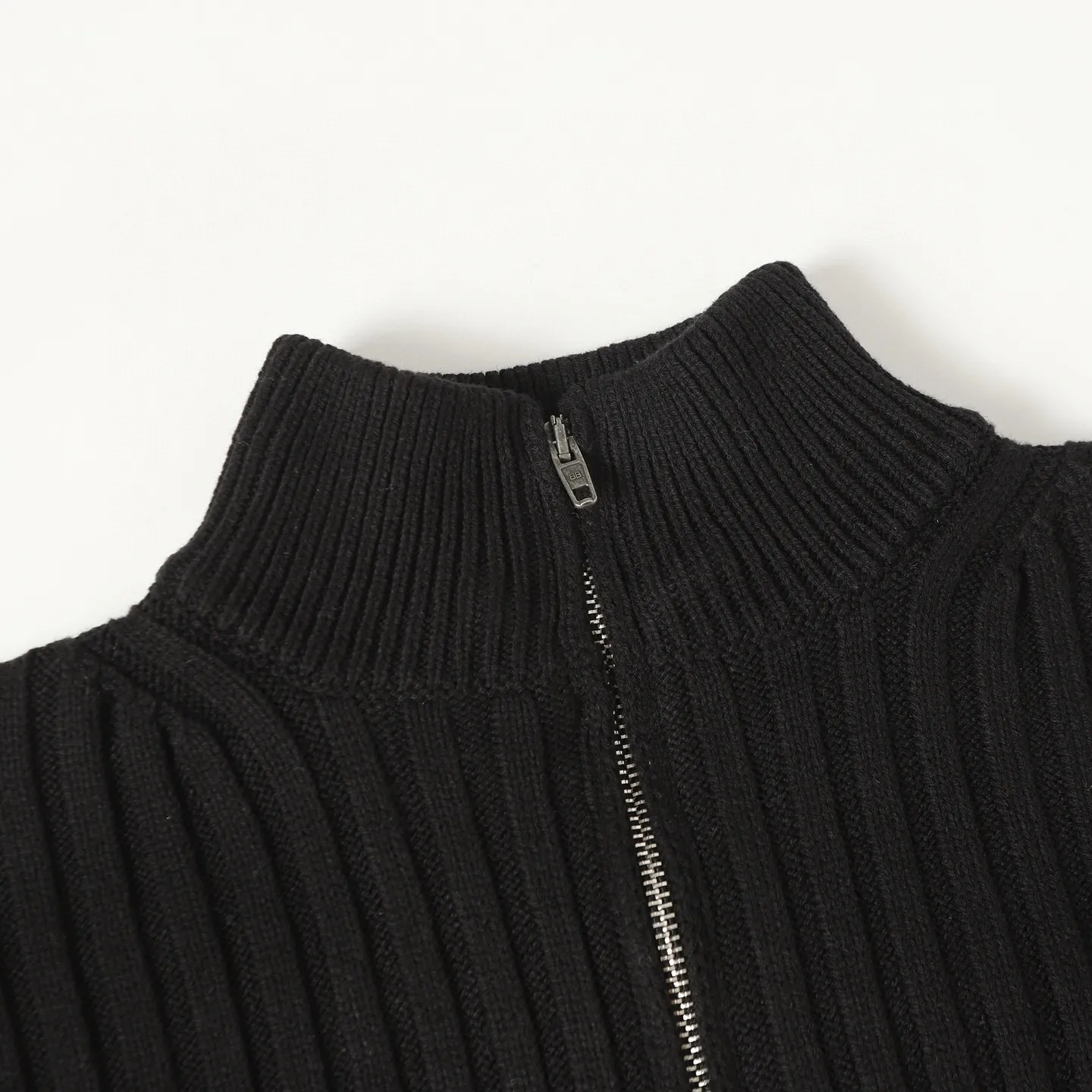 🅿️490 BLCG 25FW high-neck half-zip sweater with armbands. The core craftsmanship of this single product lies in the cross-border fusion of high-tech lamination and traditional knitting. The basis of ready-made garments is high-elastic coarse pit knitting, which achieves strong three-dimensional texture and excellent elasticity through thick gauge and special yarns. The elastic characteristics are mainly characterized by high rebound, multi-directional extension and excellent recovery. Relying on the natural structural stretch of the rough ribbed structure and combining it with high-elastic yarns, it has high stretchability in both the longitudinal and transverse directions (up to 6-10cm). It has no sense of restraint when moving, and can quickly return to its original shape, resist wrinkles, maintain shape, and avoid sagging. The iconic black polyurethane tape is precisely sewn onto the uneven knitted surface. At the same time, the elasticity of the underlying knitted structure must not be damaged, and the luster and toughness of the strip itself should be maintained, integrating the decorative strip and the functional structure into one. Size:S/M/L