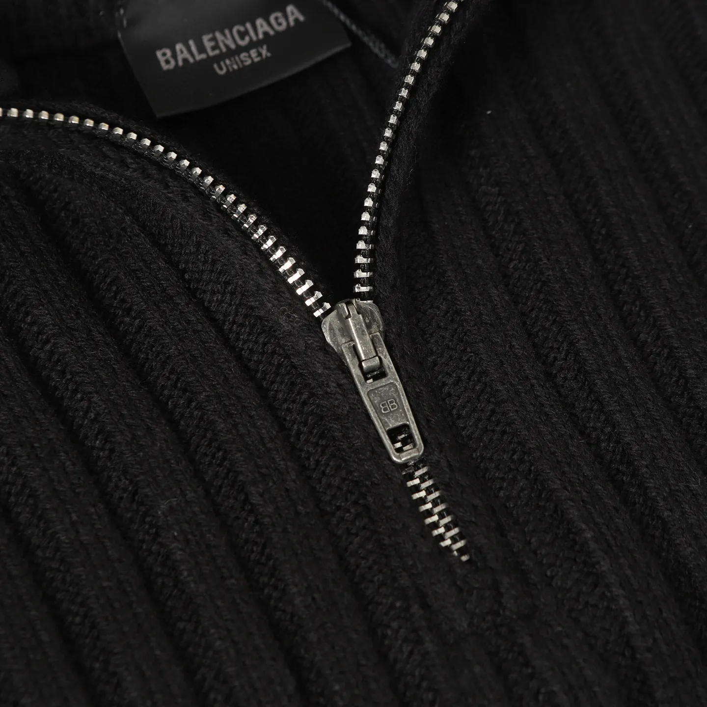 🅿️490 BLCG 25FW high-neck half-zip sweater with armbands. The core craftsmanship of this single product lies in the cross-border fusion of high-tech lamination and traditional knitting. The basis of ready-made garments is high-elastic coarse pit knitting, which achieves strong three-dimensional texture and excellent elasticity through thick gauge and special yarns. The elastic characteristics are mainly characterized by high rebound, multi-directional extension and excellent recovery. Relying on the natural structural stretch of the rough ribbed structure and combining it with high-elastic yarns, it has high stretchability in both the longitudinal and transverse directions (up to 6-10cm). It has no sense of restraint when moving, and can quickly return to its original shape, resist wrinkles, maintain shape, and avoid sagging. The iconic black polyurethane tape is precisely sewn onto the uneven knitted surface. At the same time, the elasticity of the underlying knitted structure must not be damaged, and the luster and toughness of the strip itself should be maintained, integrating the decorative strip and the functional structure into one. Size:S/M/L