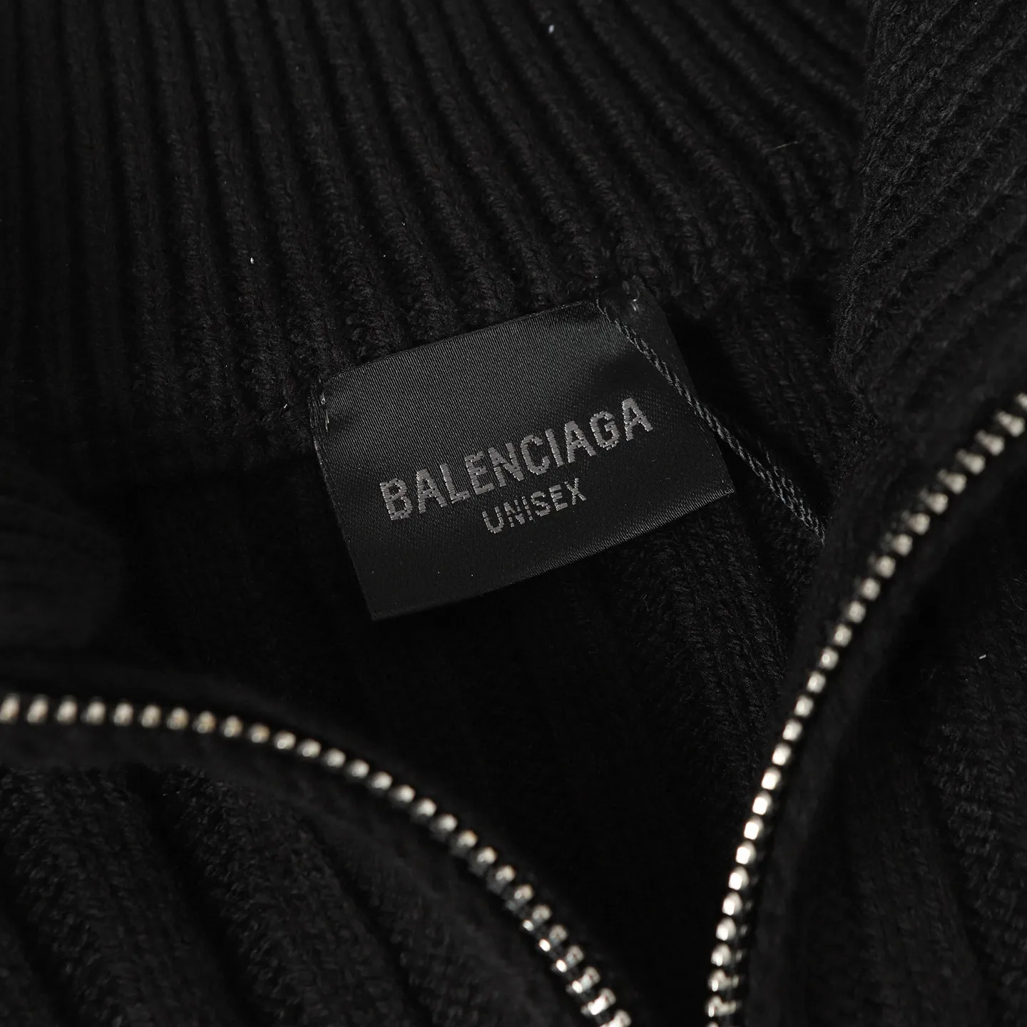 🅿️490 BLCG 25FW high-neck half-zip sweater with armbands. The core craftsmanship of this single product lies in the cross-border fusion of high-tech lamination and traditional knitting. The basis of ready-made garments is high-elastic coarse pit knitting, which achieves strong three-dimensional texture and excellent elasticity through thick gauge and special yarns. The elastic characteristics are mainly characterized by high rebound, multi-directional extension and excellent recovery. Relying on the natural structural stretch of the rough ribbed structure and combining it with high-elastic yarns, it has high stretchability in both the longitudinal and transverse directions (up to 6-10cm). It has no sense of restraint when moving, and can quickly return to its original shape, resist wrinkles, maintain shape, and avoid sagging. The iconic black polyurethane tape is precisely sewn onto the uneven knitted surface. At the same time, the elasticity of the underlying knitted structure must not be damaged, and the luster and toughness of the strip itself should be maintained, integrating the decorative strip and the functional structure into one. Size:S/M/L