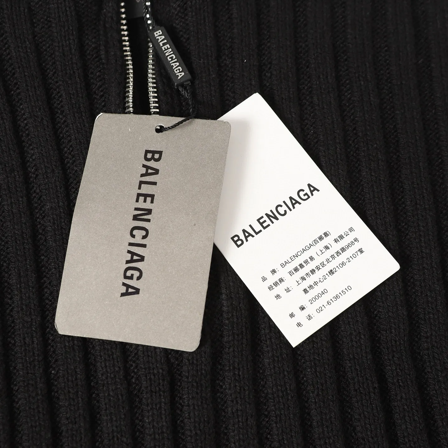 🅿️490 BLCG 25FW high-neck half-zip sweater with armbands. The core craftsmanship of this single product lies in the cross-border fusion of high-tech lamination and traditional knitting. The basis of ready-made garments is high-elastic coarse pit knitting, which achieves strong three-dimensional texture and excellent elasticity through thick gauge and special yarns. The elastic characteristics are mainly characterized by high rebound, multi-directional extension and excellent recovery. Relying on the natural structural stretch of the rough ribbed structure and combining it with high-elastic yarns, it has high stretchability in both the longitudinal and transverse directions (up to 6-10cm). It has no sense of restraint when moving, and can quickly return to its original shape, resist wrinkles, maintain shape, and avoid sagging. The iconic black polyurethane tape is precisely sewn onto the uneven knitted surface. At the same time, the elasticity of the underlying knitted structure must not be damaged, and the luster and toughness of the strip itself should be maintained, integrating the decorative strip and the functional structure into one. Size:S/M/L