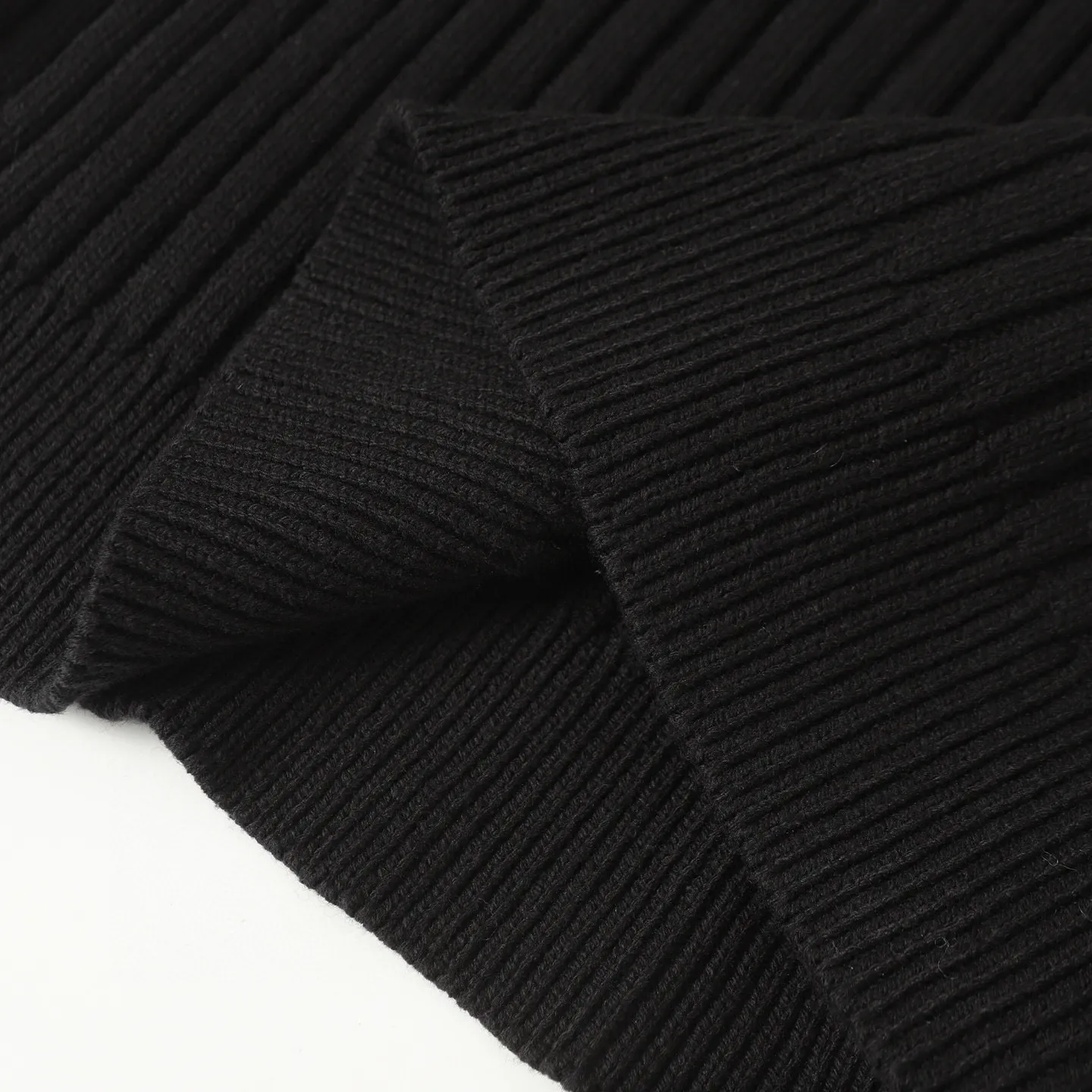 🅿️490 BLCG 25FW high-neck half-zip sweater with armbands. The core craftsmanship of this single product lies in the cross-border fusion of high-tech lamination and traditional knitting. The basis of ready-made garments is high-elastic coarse pit knitting, which achieves strong three-dimensional texture and excellent elasticity through thick gauge and special yarns. The elastic characteristics are mainly characterized by high rebound, multi-directional extension and excellent recovery. Relying on the natural structural stretch of the rough ribbed structure and combining it with high-elastic yarns, it has high stretchability in both the longitudinal and transverse directions (up to 6-10cm). It has no sense of restraint when moving, and can quickly return to its original shape, resist wrinkles, maintain shape, and avoid sagging. The iconic black polyurethane tape is precisely sewn onto the uneven knitted surface. At the same time, the elasticity of the underlying knitted structure must not be damaged, and the luster and toughness of the strip itself should be maintained, integrating the decorative strip and the functional structure into one. Size:S/M/L