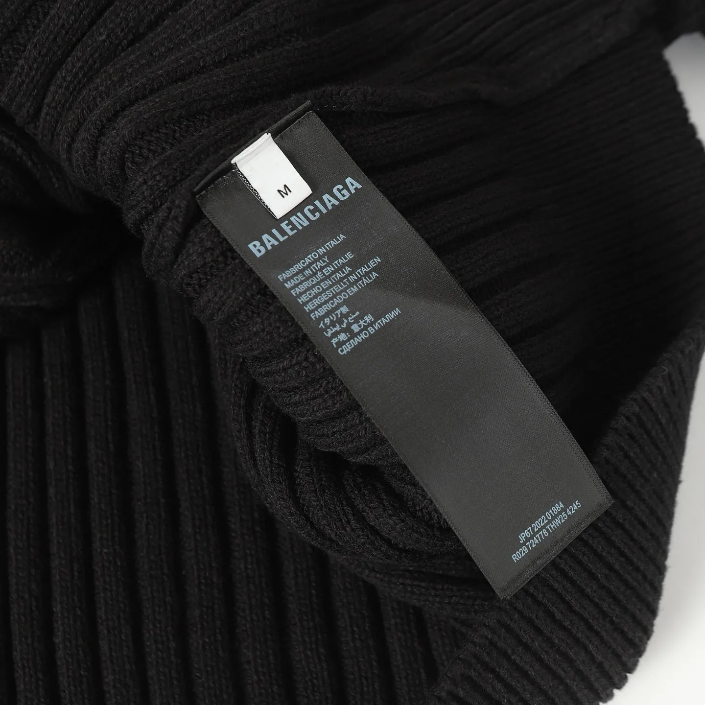 🅿️490 BLCG 25FW high-neck half-zip sweater with armbands. The core craftsmanship of this single product lies in the cross-border fusion of high-tech lamination and traditional knitting. The basis of ready-made garments is high-elastic coarse pit knitting, which achieves strong three-dimensional texture and excellent elasticity through thick gauge and special yarns. The elastic characteristics are mainly characterized by high rebound, multi-directional extension and excellent recovery. Relying on the natural structural stretch of the rough ribbed structure and combining it with high-elastic yarns, it has high stretchability in both the longitudinal and transverse directions (up to 6-10cm). It has no sense of restraint when moving, and can quickly return to its original shape, resist wrinkles, maintain shape, and avoid sagging. The iconic black polyurethane tape is precisely sewn onto the uneven knitted surface. At the same time, the elasticity of the underlying knitted structure must not be damaged, and the luster and toughness of the strip itself should be maintained, integrating the decorative strip and the functional structure into one. Size:S/M/L