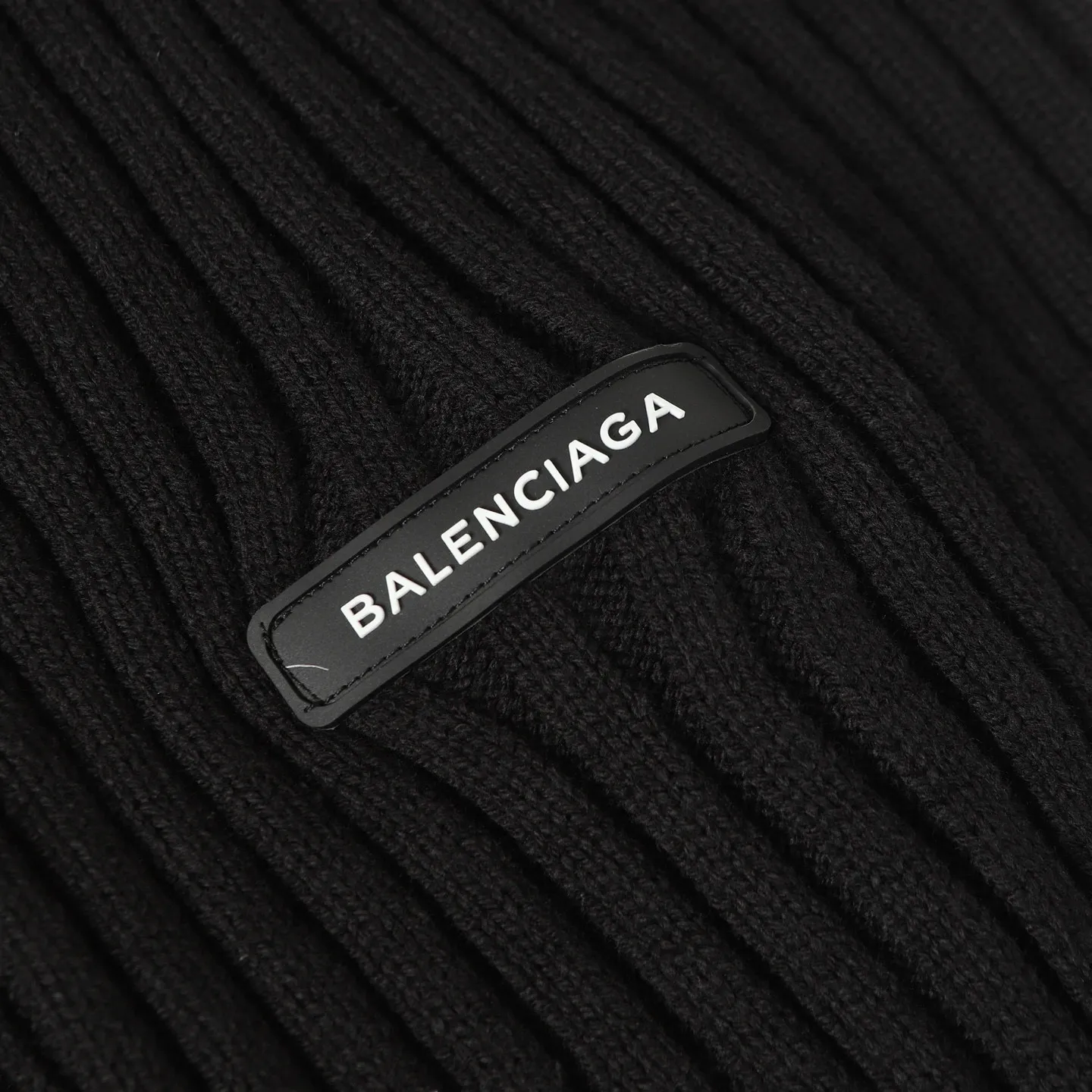 🅿️490 BLCG 25FW high-neck half-zip sweater with armbands. The core craftsmanship of this single product lies in the cross-border fusion of high-tech lamination and traditional knitting. The basis of ready-made garments is high-elastic coarse pit knitting, which achieves strong three-dimensional texture and excellent elasticity through thick gauge and special yarns. The elastic characteristics are mainly characterized by high rebound, multi-directional extension and excellent recovery. Relying on the natural structural stretch of the rough ribbed structure and combining it with high-elastic yarns, it has high stretchability in both the longitudinal and transverse directions (up to 6-10cm). It has no sense of restraint when moving, and can quickly return to its original shape, resist wrinkles, maintain shape, and avoid sagging. The iconic black polyurethane tape is precisely sewn onto the uneven knitted surface. At the same time, the elasticity of the underlying knitted structure must not be damaged, and the luster and toughness of the strip itself should be maintained, integrating the decorative strip and the functional structure into one. Size:S/M/L