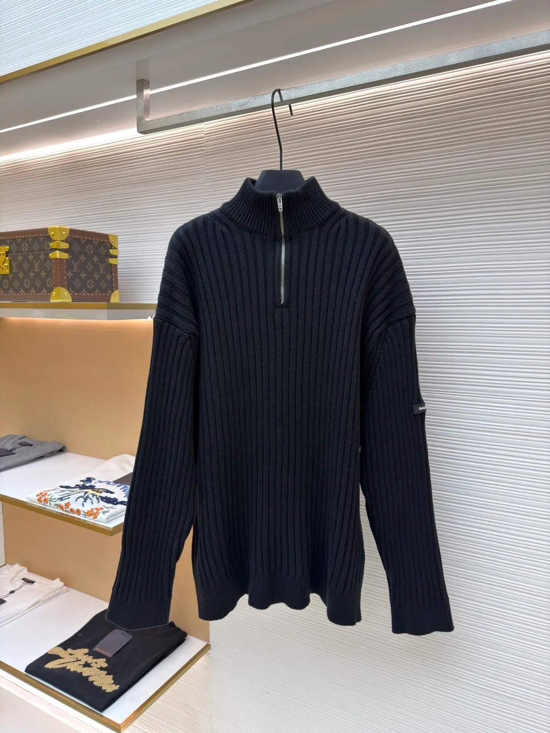 Balenciaga half-zip sweater with silicone leather label on sleeves ●Original version: 13000 purchased and developed ●Item number: 1681577-B05 ●Fabric: polyester fiber fabric ●Technology: knitted ●Color: black ●Version: Loose fit ●Weight: about 900 grams ●Size: S-M-L-XL ●Description: 56% polyester fiber, 45% cotton yarn. This fabric has elastic upper body and is suitable for outerwear. The fabric is soft and shapely. The silicone arm is custom-made with 0.1 imported material, and the brand logo is laminated on the surface. The zipper is distressed by electroplating, and the double B brand logo is laser engraved on the surface. The overall wiring is straight and delicate, the fabric is comfortable and soft, and the color is consistent without color difference. It can be matched with the same style to create a fashionable look and control various occasions. Customized accessories, complete with three standards, same style for men and women!