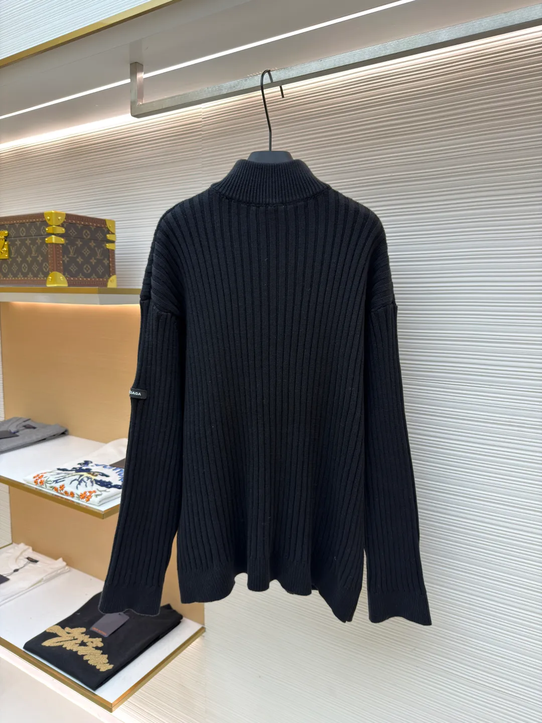 Balenciaga half-zip sweater with silicone leather label on sleeves ●Original version: 13000 purchased and developed ●Item number: 1681577-B05 ●Fabric: polyester fiber fabric ●Technology: knitted ●Color: black ●Version: Loose fit ●Weight: about 900 grams ●Size: S-M-L-XL ●Description: 56% polyester fiber, 45% cotton yarn. This fabric has elastic upper body and is suitable for outerwear. The fabric is soft and shapely. The silicone arm is custom-made with 0.1 imported material, and the brand logo is laminated on the surface. The zipper is distressed by electroplating, and the double B brand logo is laser engraved on the surface. The overall wiring is straight and delicate, the fabric is comfortable and soft, and the color is consistent without color difference. It can be matched with the same style to create a fashionable look and control various occasions. Customized accessories, complete with three standards, same style for men and women!