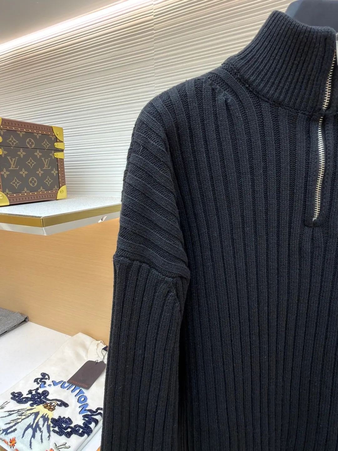 Balenciaga half-zip sweater with silicone leather label on sleeves ●Original version: 13000 purchased and developed ●Item number: 1681577-B05 ●Fabric: polyester fiber fabric ●Technology: knitted ●Color: black ●Version: Loose fit ●Weight: about 900 grams ●Size: S-M-L-XL ●Description: 56% polyester fiber, 45% cotton yarn. This fabric has elastic upper body and is suitable for outerwear. The fabric is soft and shapely. The silicone arm is custom-made with 0.1 imported material, and the brand logo is laminated on the surface. The zipper is distressed by electroplating, and the double B brand logo is laser engraved on the surface. The overall wiring is straight and delicate, the fabric is comfortable and soft, and the color is consistent without color difference. It can be matched with the same style to create a fashionable look and control various occasions. Customized accessories, complete with three standards, same style for men and women!