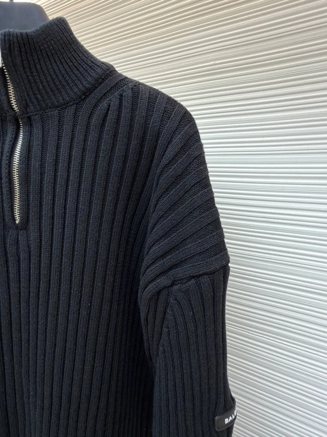 Balenciaga half-zip sweater with silicone leather label on sleeves ●Original version: 13000 purchased and developed ●Item number: 1681577-B05 ●Fabric: polyester fiber fabric ●Technology: knitted ●Color: black ●Version: Loose fit ●Weight: about 900 grams ●Size: S-M-L-XL ●Description: 56% polyester fiber, 45% cotton yarn. This fabric has elastic upper body and is suitable for outerwear. The fabric is soft and shapely. The silicone arm is custom-made with 0.1 imported material, and the brand logo is laminated on the surface. The zipper is distressed by electroplating, and the double B brand logo is laser engraved on the surface. The overall wiring is straight and delicate, the fabric is comfortable and soft, and the color is consistent without color difference. It can be matched with the same style to create a fashionable look and control various occasions. Customized accessories, complete with three standards, same style for men and women!