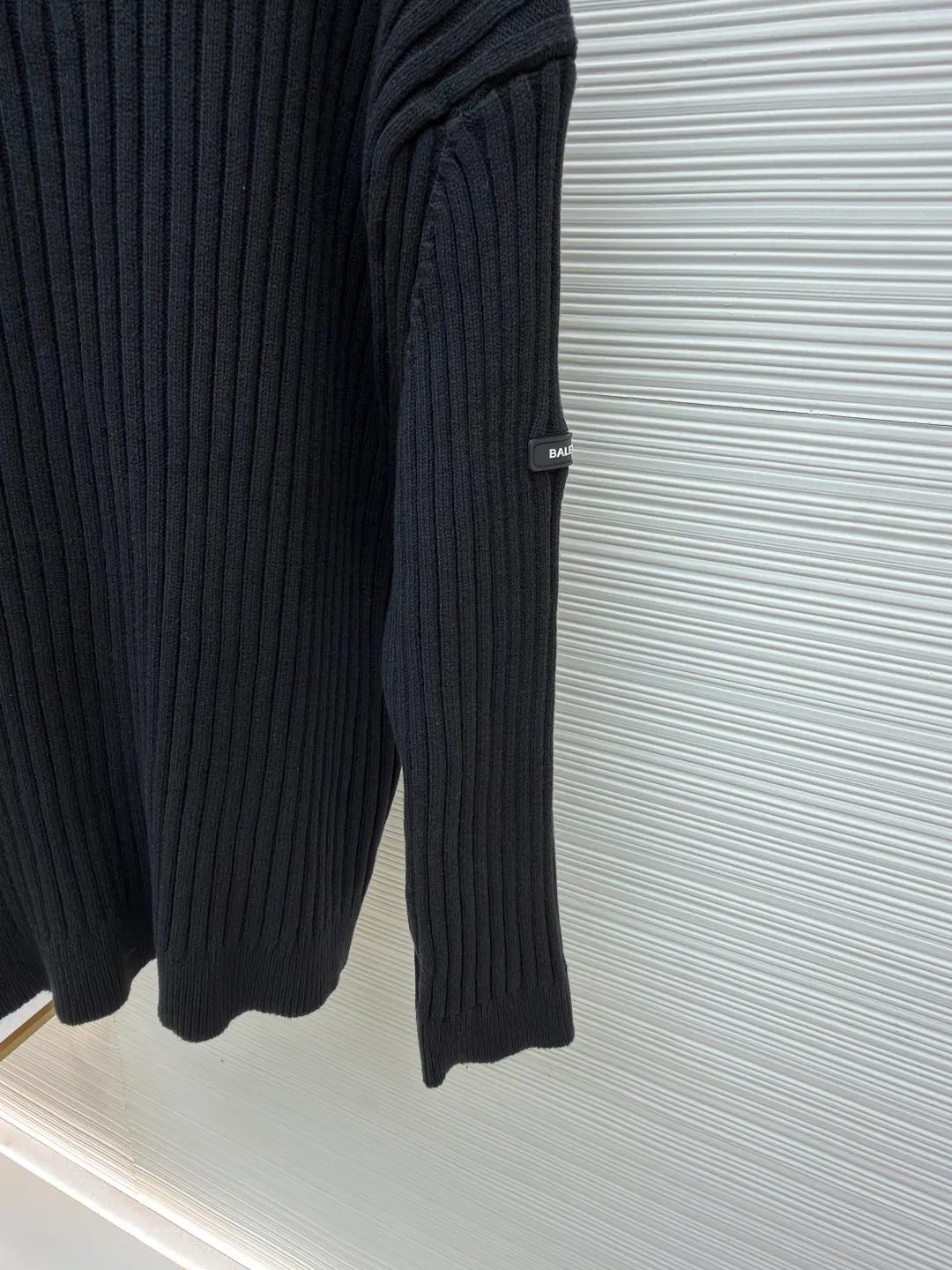 Balenciaga half-zip sweater with silicone leather label on sleeves ●Original version: 13000 purchased and developed ●Item number: 1681577-B05 ●Fabric: polyester fiber fabric ●Technology: knitted ●Color: black ●Version: Loose fit ●Weight: about 900 grams ●Size: S-M-L-XL ●Description: 56% polyester fiber, 45% cotton yarn. This fabric has elastic upper body and is suitable for outerwear. The fabric is soft and shapely. The silicone arm is custom-made with 0.1 imported material, and the brand logo is laminated on the surface. The zipper is distressed by electroplating, and the double B brand logo is laser engraved on the surface. The overall wiring is straight and delicate, the fabric is comfortable and soft, and the color is consistent without color difference. It can be matched with the same style to create a fashionable look and control various occasions. Customized accessories, complete with three standards, same style for men and women!