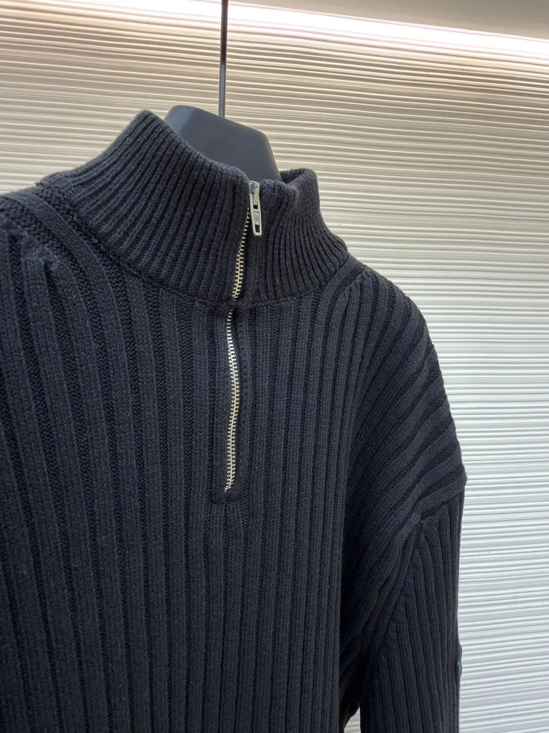 Balenciaga half-zip sweater with silicone leather label on sleeves ●Original version: 13000 purchased and developed ●Item number: 1681577-B05 ●Fabric: polyester fiber fabric ●Technology: knitted ●Color: black ●Version: Loose fit ●Weight: about 900 grams ●Size: S-M-L-XL ●Description: 56% polyester fiber, 45% cotton yarn. This fabric has elastic upper body and is suitable for outerwear. The fabric is soft and shapely. The silicone arm is custom-made with 0.1 imported material, and the brand logo is laminated on the surface. The zipper is distressed by electroplating, and the double B brand logo is laser engraved on the surface. The overall wiring is straight and delicate, the fabric is comfortable and soft, and the color is consistent without color difference. It can be matched with the same style to create a fashionable look and control various occasions. Customized accessories, complete with three standards, same style for men and women!