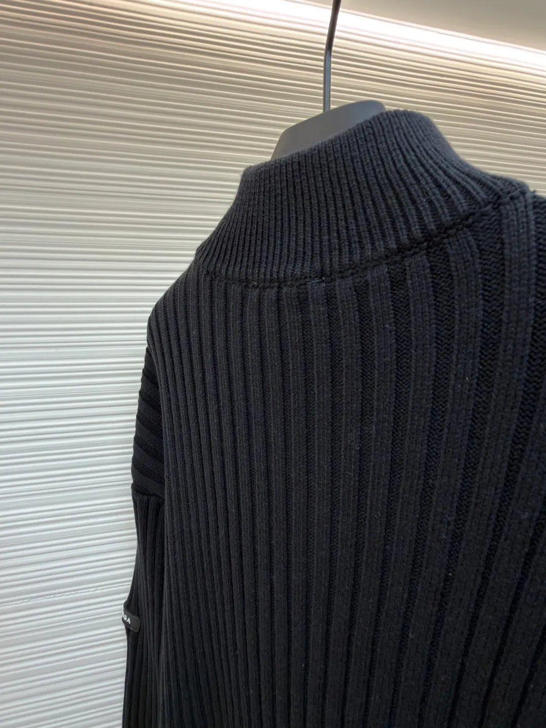 Balenciaga half-zip sweater with silicone leather label on sleeves ●Original version: 13000 purchased and developed ●Item number: 1681577-B05 ●Fabric: polyester fiber fabric ●Technology: knitted ●Color: black ●Version: Loose fit ●Weight: about 900 grams ●Size: S-M-L-XL ●Description: 56% polyester fiber, 45% cotton yarn. This fabric has elastic upper body and is suitable for outerwear. The fabric is soft and shapely. The silicone arm is custom-made with 0.1 imported material, and the brand logo is laminated on the surface. The zipper is distressed by electroplating, and the double B brand logo is laser engraved on the surface. The overall wiring is straight and delicate, the fabric is comfortable and soft, and the color is consistent without color difference. It can be matched with the same style to create a fashionable look and control various occasions. Customized accessories, complete with three standards, same style for men and women!
