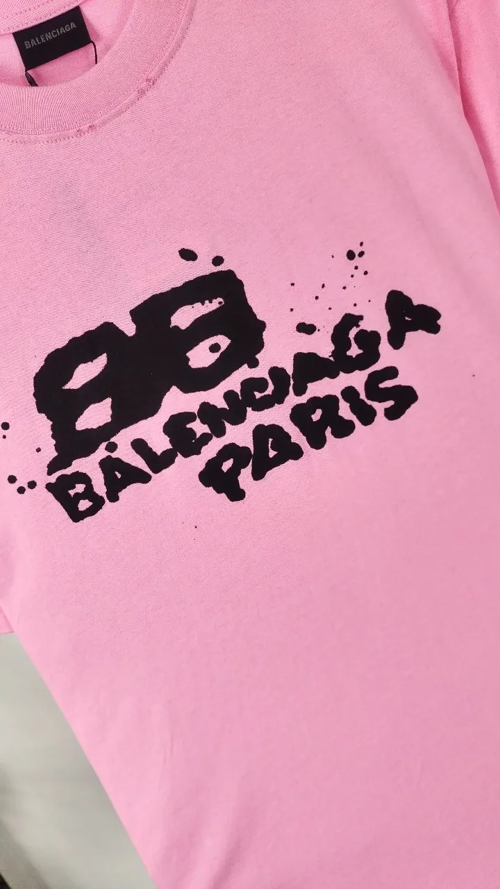 Frontal real-shot video————The top tested version of BALENCIAGA 23SS with graffiti letters for male and female couples stars. The same style pure cotton loose short-sleeved T-shirt. Super iconic colorful brand logo printed pattern. It is fresh and comfortable to match with sports shoes. Suitable for shopping and dating. When layered with bottoming, it will look like a blogger. Low-key and tasteful. Original fabric 280G, double-ply double yarn pure cotton fabric! Threads are custom-woven and dyed, no color difference, no pressure in and out of the counter, through-the-shoulder strapping process, increased washing life of clothes, no deformation, high-version digital printing process, no fading, bright colors, the same style as Internet celebrity stars, regardless of age, body shape, gender, super eye-catching, extremely fashionable, very comfortable to the touch, super texture, fashionable and individual, super versatile and good-looking, a must-have, better for couples Customized collar labels are washed, 100% different from fake versions on the market!  Color: Pink White Black Charcoal Gray Size: XS-L P:260