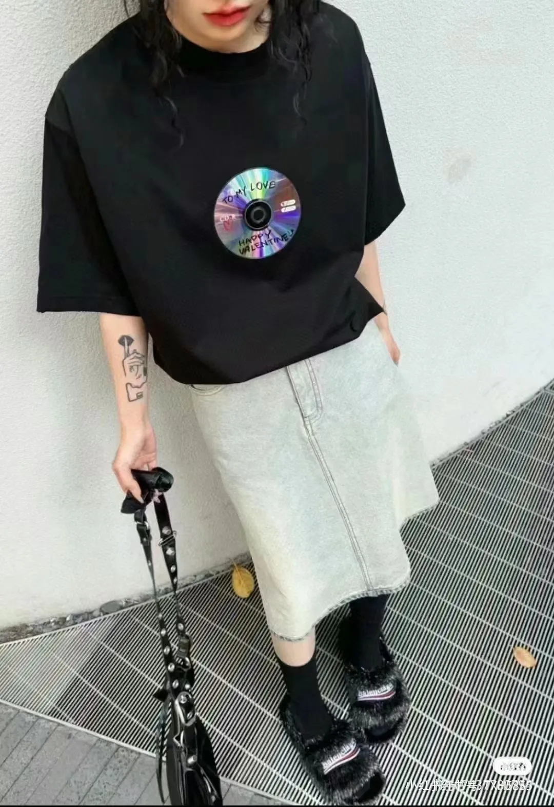 🎀Hot model pictures🎀Top tested version BALENCIAGA 24 Valentine's Day limited edition Love CD short-sleeved T-shirt Decorated with graffiti CD art work on the front, frayed hem effect BALENCIAGA 24 fairy style Special Valentine's Day limited edition with the theme of love CD (this style is not machine washable, only hand washable) New fabric New version Exclusive custom-woven and custom-dyed high-gram weight 300g fabric Soft and comfortable texture Os drop shoulder loose version, the latest brick cabinet synchronization for spring and summer, same style for men and women Color: black white Code number: XS S M L P: 280