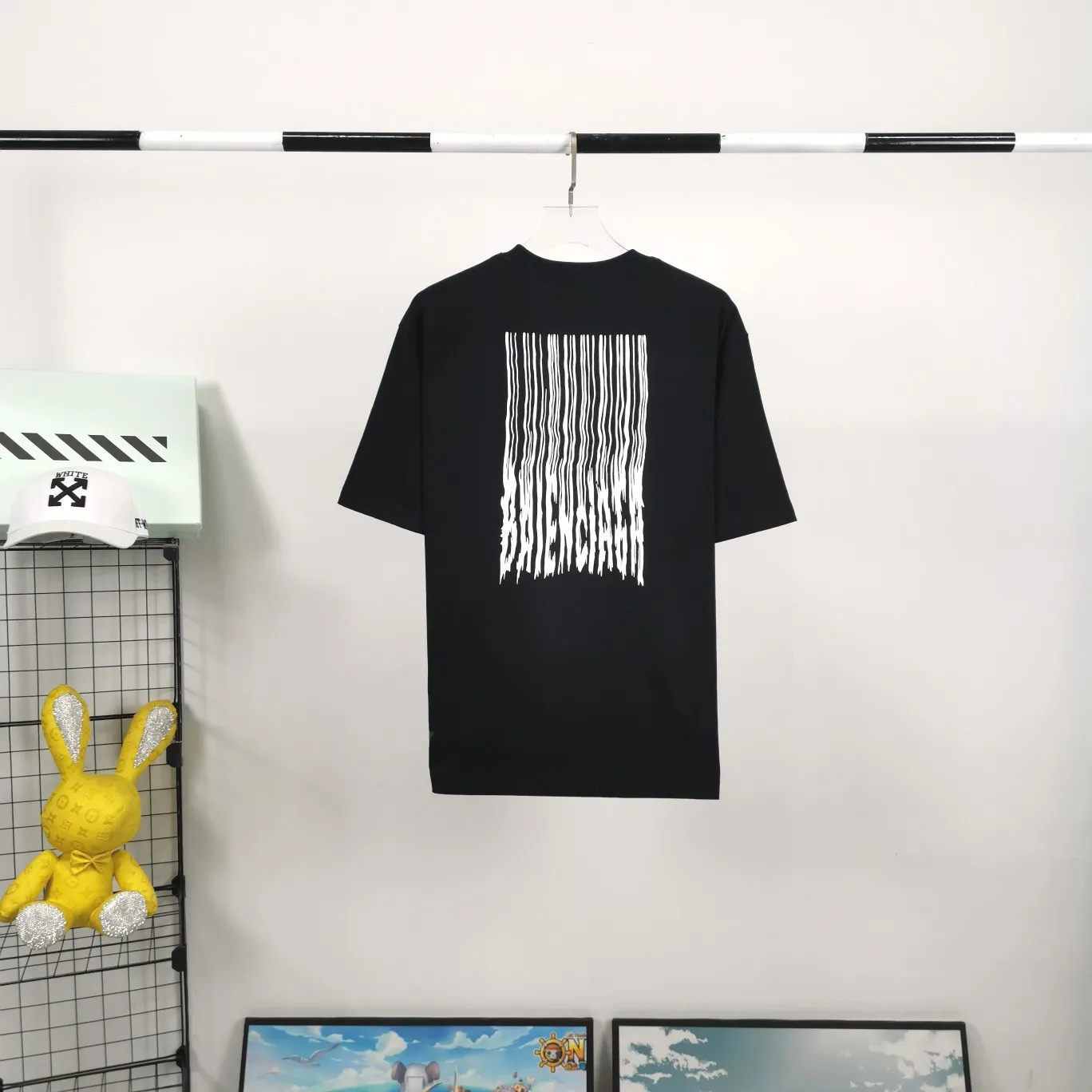 [New] Top tested version ★Balenciaga's latest barcode twisted blurred letters couple style pure cotton loose short-sleeved T-shirt. A T-shirt that I love at first sight, barcode letter print. Don't underestimate this style, it is definitely not easy to restore this print to 100%! The twisted letter gradient goes from dark to light through 6 to the color block. The lightest color is close to the cloth color. It is very difficult to master. If you are not careful or the direct printing machine is uneven, it will cause uneven color and shape printing transition. The upper body is perfect, the same style for men and women, it can be paired with sports pants or jeans 🉑 Selected 32-woven pure cotton double yarn fabric, 280 high gram weight, top-notch workmanship! The details are perfect! Quality absolutely guaranteed! The clothes are well proportioned! The wiring is neat! Original same cylinder thread! High quality printing, simple and classic! Perfect praise! High-quality excipient packaging, complete with three standards! Size: XS-L Color: Gray Black White P:250