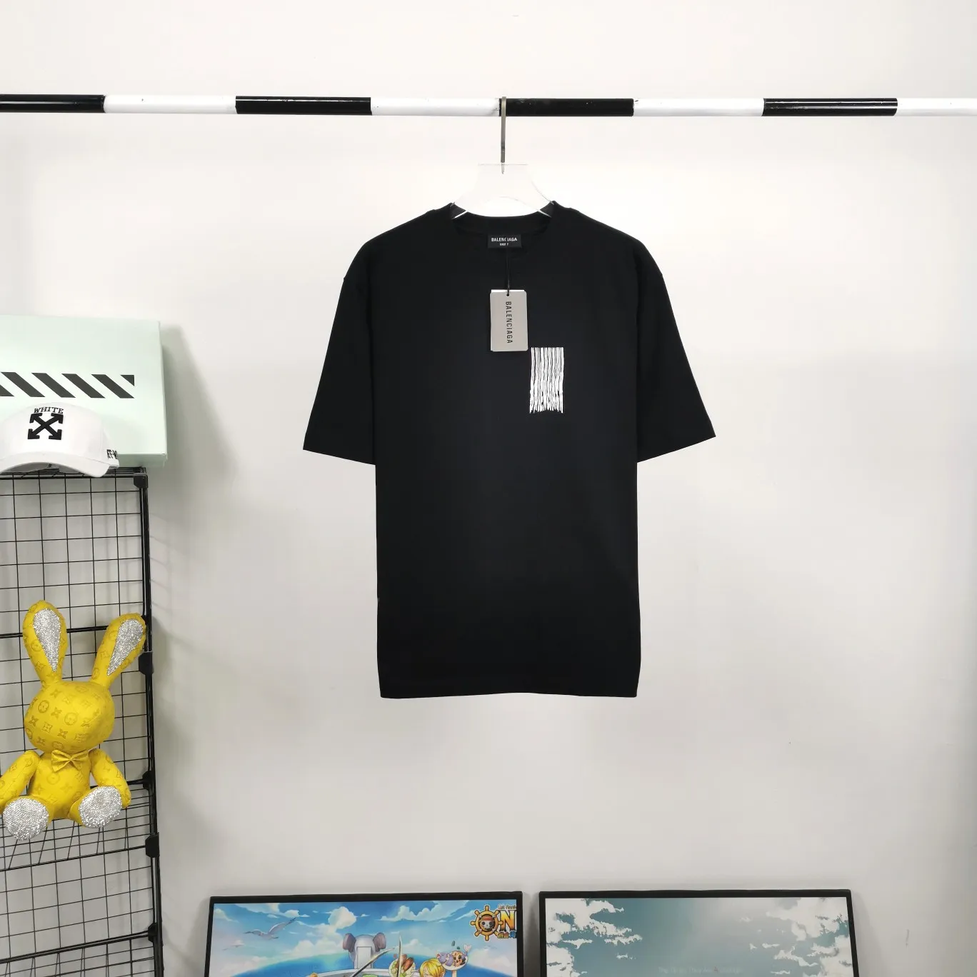 [New] Top tested version ★Balenciaga's latest barcode twisted blurred letters couple style pure cotton loose short-sleeved T-shirt. A T-shirt that I love at first sight, barcode letter print. Don't underestimate this style, it is definitely not easy to restore this print to 100%! The twisted letter gradient goes from dark to light through 6 to the color block. The lightest color is close to the cloth color. It is very difficult to master. If you are not careful or the direct printing machine is uneven, it will cause uneven color and shape printing transition. The upper body is perfect, the same style for men and women, it can be paired with sports pants or jeans 🉑 Selected 32-woven pure cotton double yarn fabric, 280 high gram weight, top-notch workmanship! The details are perfect! Quality absolutely guaranteed! The clothes are well proportioned! The wiring is neat! Original same cylinder thread! High quality printing, simple and classic! Perfect praise! High-quality excipient packaging, complete with three standards! Size: XS-L Color: Gray Black White P:250