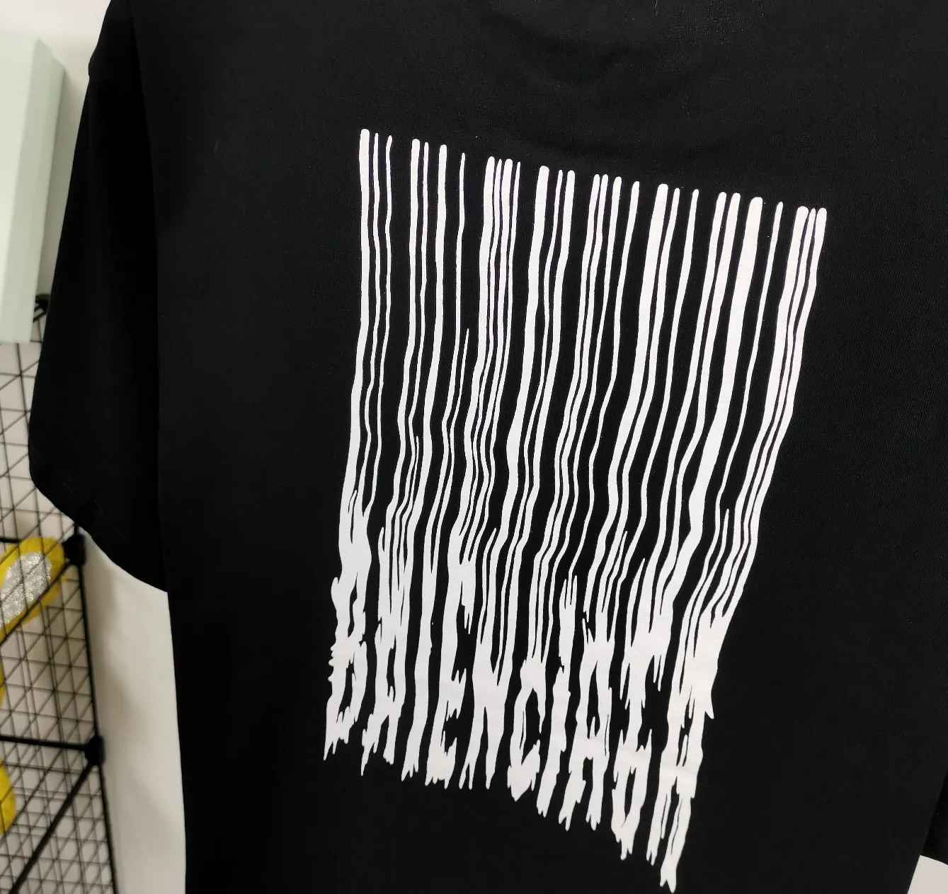 [New] Top tested version ★Balenciaga's latest barcode twisted blurred letters couple style pure cotton loose short-sleeved T-shirt. A T-shirt that I love at first sight, barcode letter print. Don't underestimate this style, it is definitely not easy to restore this print to 100%! The twisted letter gradient goes from dark to light through 6 to the color block. The lightest color is close to the cloth color. It is very difficult to master. If you are not careful or the direct printing machine is uneven, it will cause uneven color and shape printing transition. The upper body is perfect, the same style for men and women, it can be paired with sports pants or jeans 🉑 Selected 32-woven pure cotton double yarn fabric, 280 high gram weight, top-notch workmanship! The details are perfect! Quality absolutely guaranteed! The clothes are well proportioned! The wiring is neat! Original same cylinder thread! High quality printing, simple and classic! Perfect praise! High-quality excipient packaging, complete with three standards! Size: XS-L Color: Gray Black White P:250