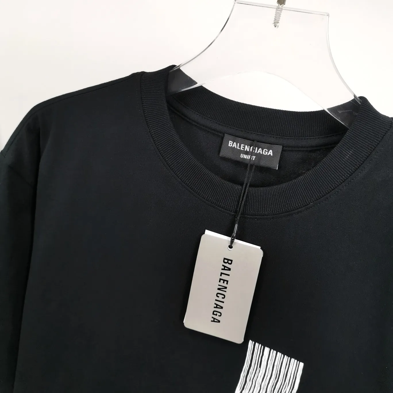 [New] Top tested version ★Balenciaga's latest barcode twisted blurred letters couple style pure cotton loose short-sleeved T-shirt. A T-shirt that I love at first sight, barcode letter print. Don't underestimate this style, it is definitely not easy to restore this print to 100%! The twisted letter gradient goes from dark to light through 6 to the color block. The lightest color is close to the cloth color. It is very difficult to master. If you are not careful or the direct printing machine is uneven, it will cause uneven color and shape printing transition. The upper body is perfect, the same style for men and women, it can be paired with sports pants or jeans 🉑 Selected 32-woven pure cotton double yarn fabric, 280 high gram weight, top-notch workmanship! The details are perfect! Quality absolutely guaranteed! The clothes are well proportioned! The wiring is neat! Original same cylinder thread! High quality printing, simple and classic! Perfect praise! High-quality excipient packaging, complete with three standards! Size: XS-L Color: Gray Black White P:250