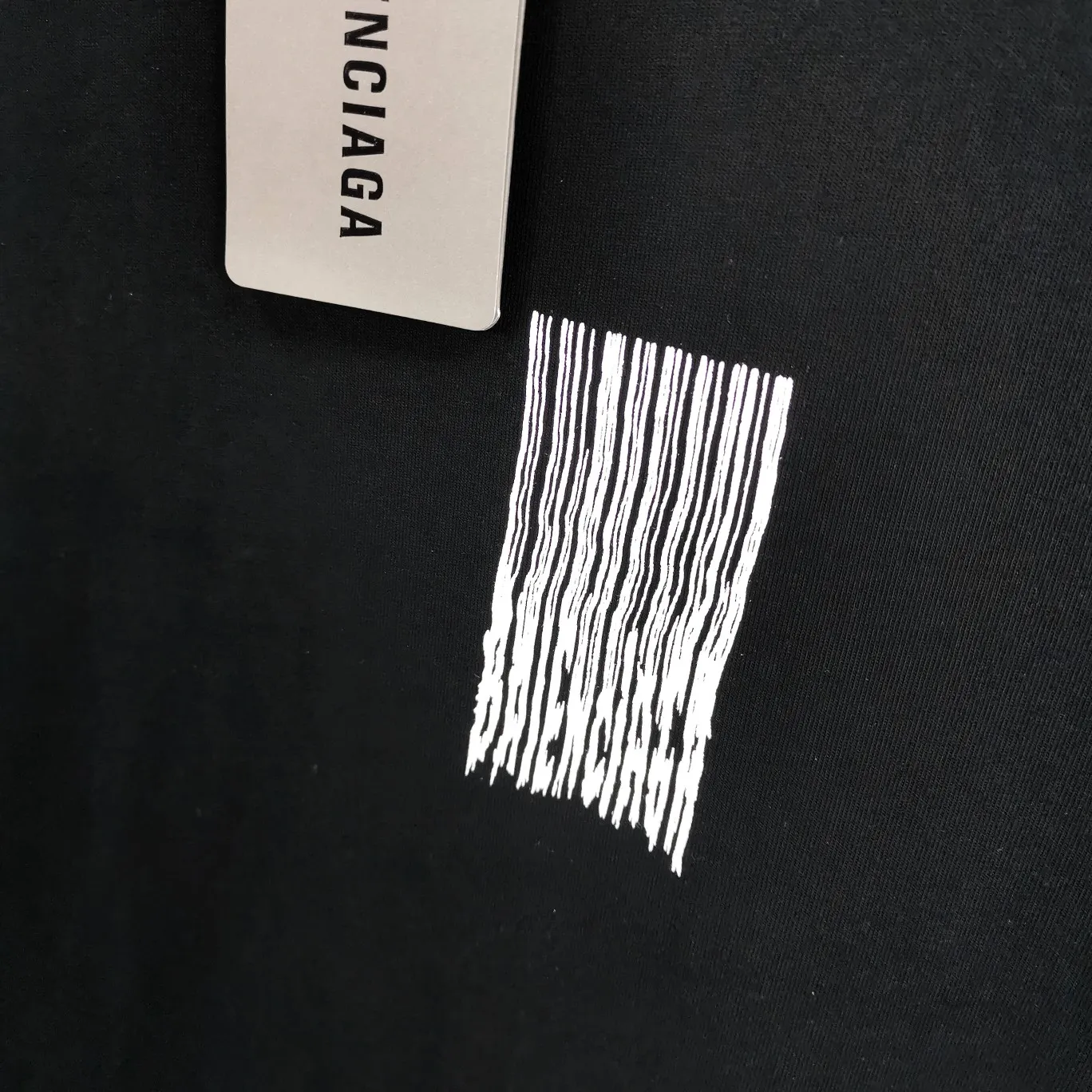 [New] Top tested version ★Balenciaga's latest barcode twisted blurred letters couple style pure cotton loose short-sleeved T-shirt. A T-shirt that I love at first sight, barcode letter print. Don't underestimate this style, it is definitely not easy to restore this print to 100%! The twisted letter gradient goes from dark to light through 6 to the color block. The lightest color is close to the cloth color. It is very difficult to master. If you are not careful or the direct printing machine is uneven, it will cause uneven color and shape printing transition. The upper body is perfect, the same style for men and women, it can be paired with sports pants or jeans 🉑 Selected 32-woven pure cotton double yarn fabric, 280 high gram weight, top-notch workmanship! The details are perfect! Quality absolutely guaranteed! The clothes are well proportioned! The wiring is neat! Original same cylinder thread! High quality printing, simple and classic! Perfect praise! High-quality excipient packaging, complete with three standards! Size: XS-L Color: Gray Black White P:250
