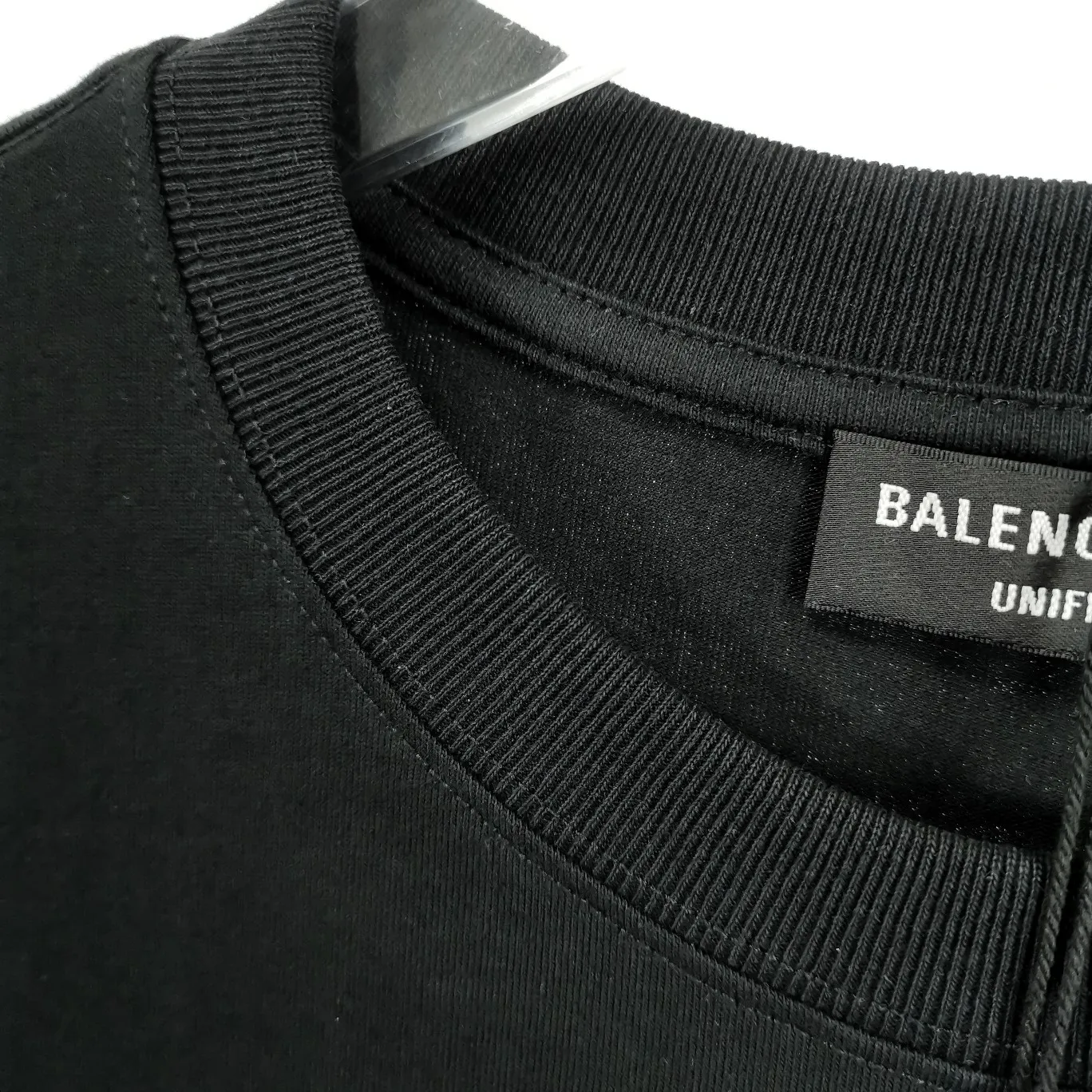 [New] Top tested version ★Balenciaga's latest barcode twisted blurred letters couple style pure cotton loose short-sleeved T-shirt. A T-shirt that I love at first sight, barcode letter print. Don't underestimate this style, it is definitely not easy to restore this print to 100%! The twisted letter gradient goes from dark to light through 6 to the color block. The lightest color is close to the cloth color. It is very difficult to master. If you are not careful or the direct printing machine is uneven, it will cause uneven color and shape printing transition. The upper body is perfect, the same style for men and women, it can be paired with sports pants or jeans 🉑 Selected 32-woven pure cotton double yarn fabric, 280 high gram weight, top-notch workmanship! The details are perfect! Quality absolutely guaranteed! The clothes are well proportioned! The wiring is neat! Original same cylinder thread! High quality printing, simple and classic! Perfect praise! High-quality excipient packaging, complete with three standards! Size: XS-L Color: Gray Black White P:250