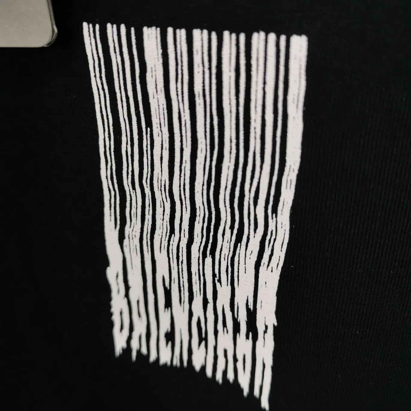 [New] Top tested version ★Balenciaga's latest barcode twisted blurred letters couple style pure cotton loose short-sleeved T-shirt. A T-shirt that I love at first sight, barcode letter print. Don't underestimate this style, it is definitely not easy to restore this print to 100%! The twisted letter gradient goes from dark to light through 6 to the color block. The lightest color is close to the cloth color. It is very difficult to master. If you are not careful or the direct printing machine is uneven, it will cause uneven color and shape printing transition. The upper body is perfect, the same style for men and women, it can be paired with sports pants or jeans 🉑 Selected 32-woven pure cotton double yarn fabric, 280 high gram weight, top-notch workmanship! The details are perfect! Quality absolutely guaranteed! The clothes are well proportioned! The wiring is neat! Original same cylinder thread! High quality printing, simple and classic! Perfect praise! High-quality excipient packaging, complete with three standards! Size: XS-L Color: Gray Black White P:250