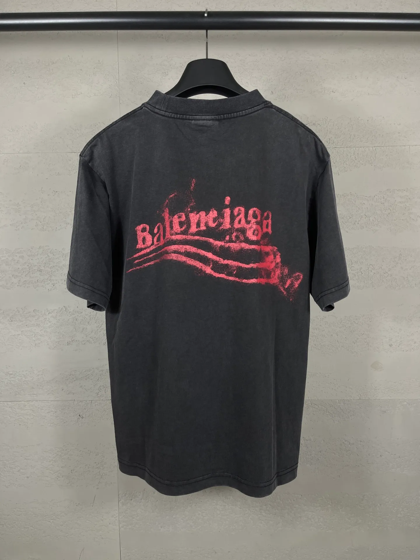 🅿️186 Note: Women’s version, real photos [Top version. Official website quality] BALENCI*GA/Paris #SS25 new style front and back wave print direct-injection printed washed short-sleeved T-shirt. 2025 spring and summer brick cabinet synchronization welcomes comparison. The fabric is made of Paris ZP custom-woven and dyed cotton double yarn, weighing 260 grams. The cloth surface is clean. The cloth pattern is clear, soft and comfortable. The threads are dyed with no color difference. The printing adopts computer direct printing, and the effect is three-dimensional. Restore the brick cabinet, adopt the medium version. Women's version Code: BL253731 Color: Washed black, sky blue Size: XS S M L