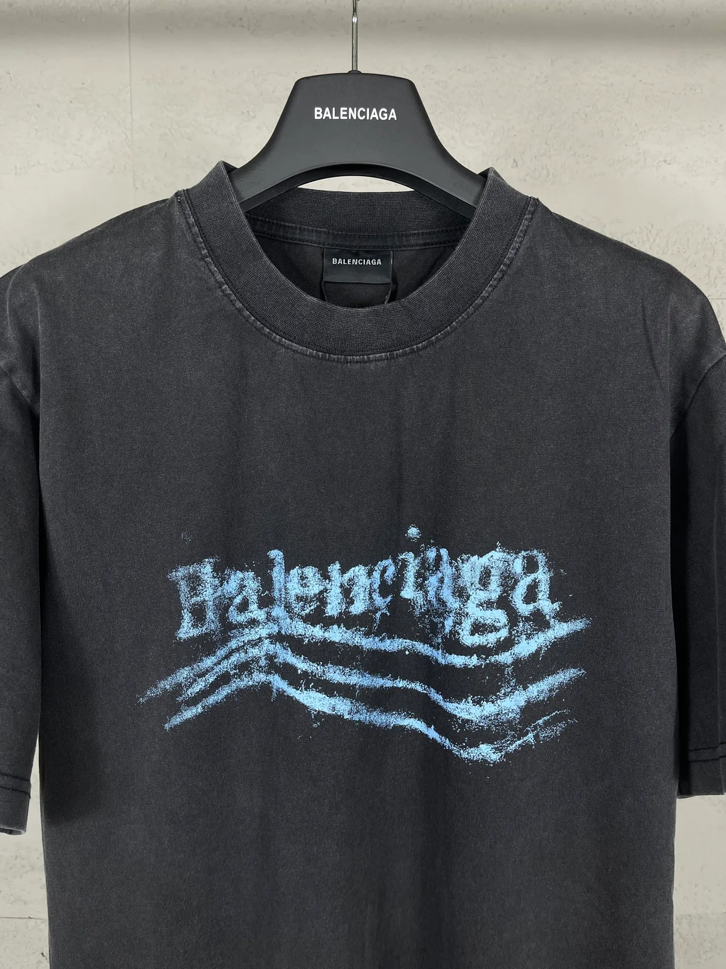 🅿️186 Note: Women’s version, real photos [Top version. Official website quality] BALENCI*GA/Paris #SS25 new style front and back wave print direct-injection printed washed short-sleeved T-shirt. 2025 spring and summer brick cabinet synchronization welcomes comparison. The fabric is made of Paris ZP custom-woven and dyed cotton double yarn, weighing 260 grams. The cloth surface is clean. The cloth pattern is clear, soft and comfortable. The threads are dyed with no color difference. The printing adopts computer direct printing, and the effect is three-dimensional. Restore the brick cabinet, adopt the medium version. Women's version Code: BL253731 Color: Washed black, sky blue Size: XS S M L