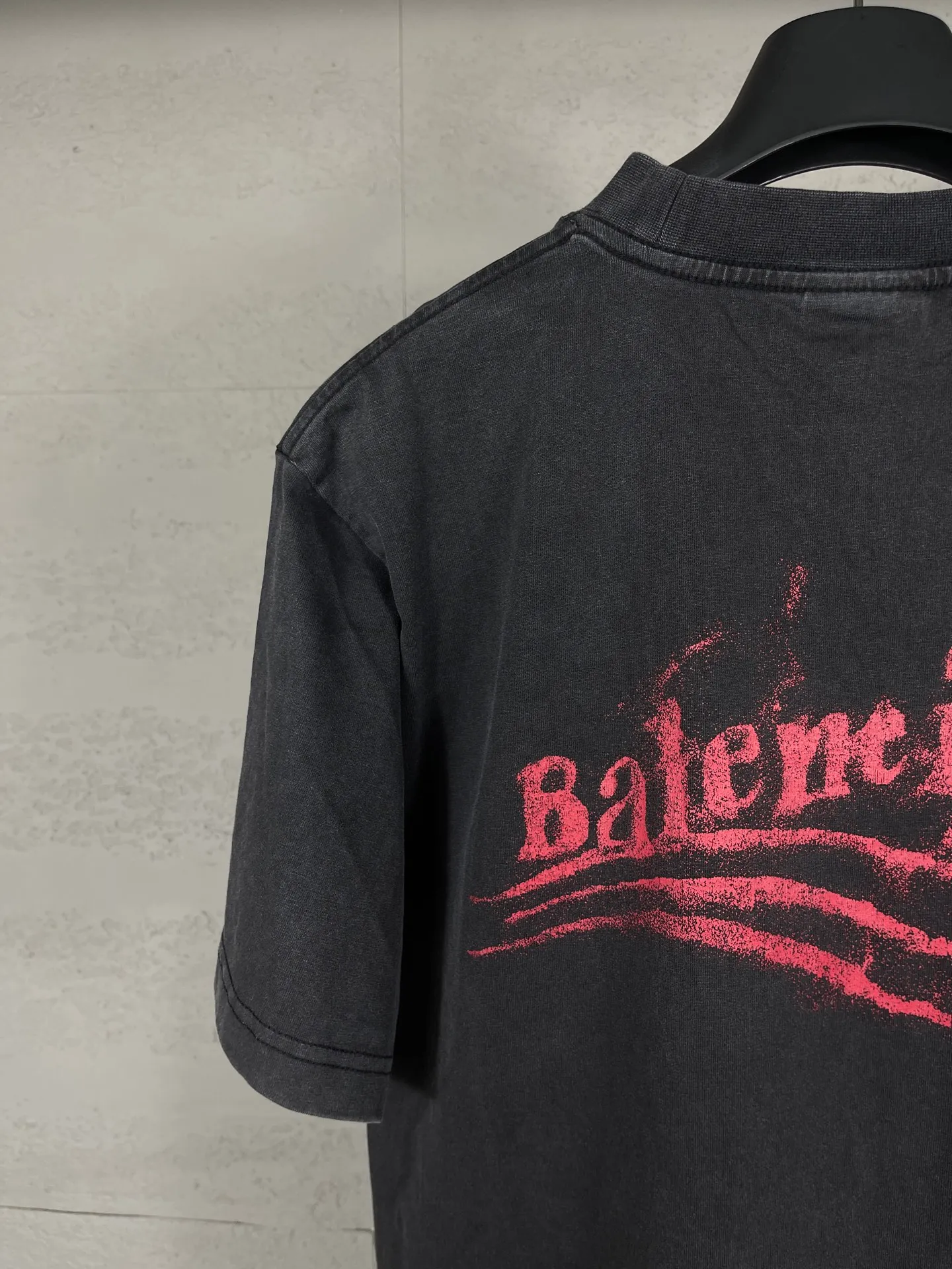 🅿️186 Note: Women’s version, real photos [Top version. Official website quality] BALENCI*GA/Paris #SS25 new style front and back wave print direct-injection printed washed short-sleeved T-shirt. 2025 spring and summer brick cabinet synchronization welcomes comparison. The fabric is made of Paris ZP custom-woven and dyed cotton double yarn, weighing 260 grams. The cloth surface is clean. The cloth pattern is clear, soft and comfortable. The threads are dyed with no color difference. The printing adopts computer direct printing, and the effect is three-dimensional. Restore the brick cabinet, adopt the medium version. Women's version Code: BL253731 Color: Washed black, sky blue Size: XS S M L