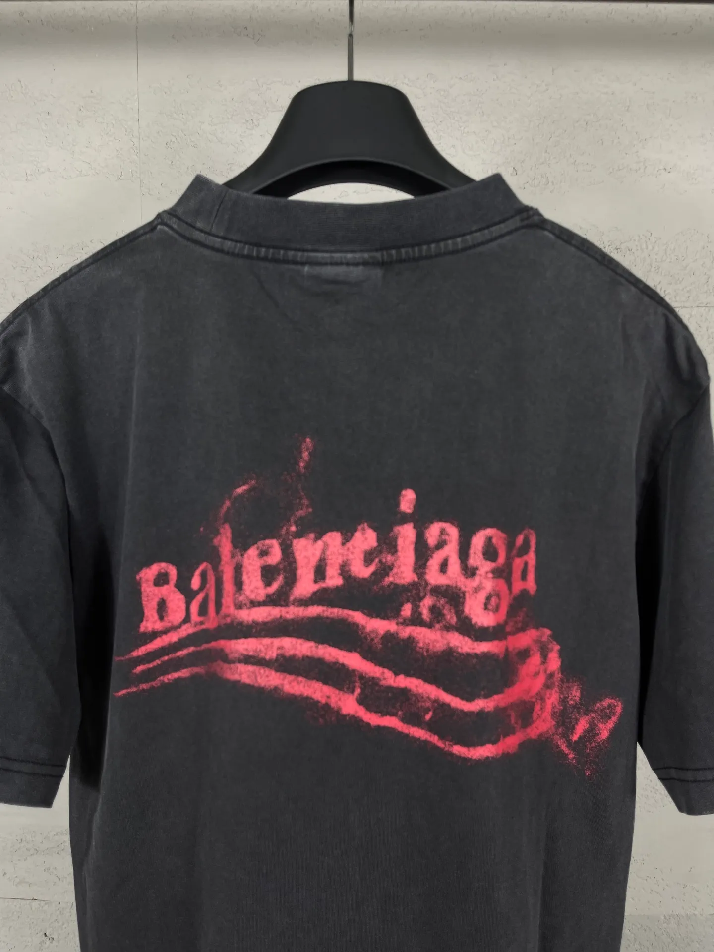🅿️186 Note: Women’s version, real photos [Top version. Official website quality] BALENCI*GA/Paris #SS25 new style front and back wave print direct-injection printed washed short-sleeved T-shirt. 2025 spring and summer brick cabinet synchronization welcomes comparison. The fabric is made of Paris ZP custom-woven and dyed cotton double yarn, weighing 260 grams. The cloth surface is clean. The cloth pattern is clear, soft and comfortable. The threads are dyed with no color difference. The printing adopts computer direct printing, and the effect is three-dimensional. Restore the brick cabinet, adopt the medium version. Women's version Code: BL253731 Color: Washed black, sky blue Size: XS S M L