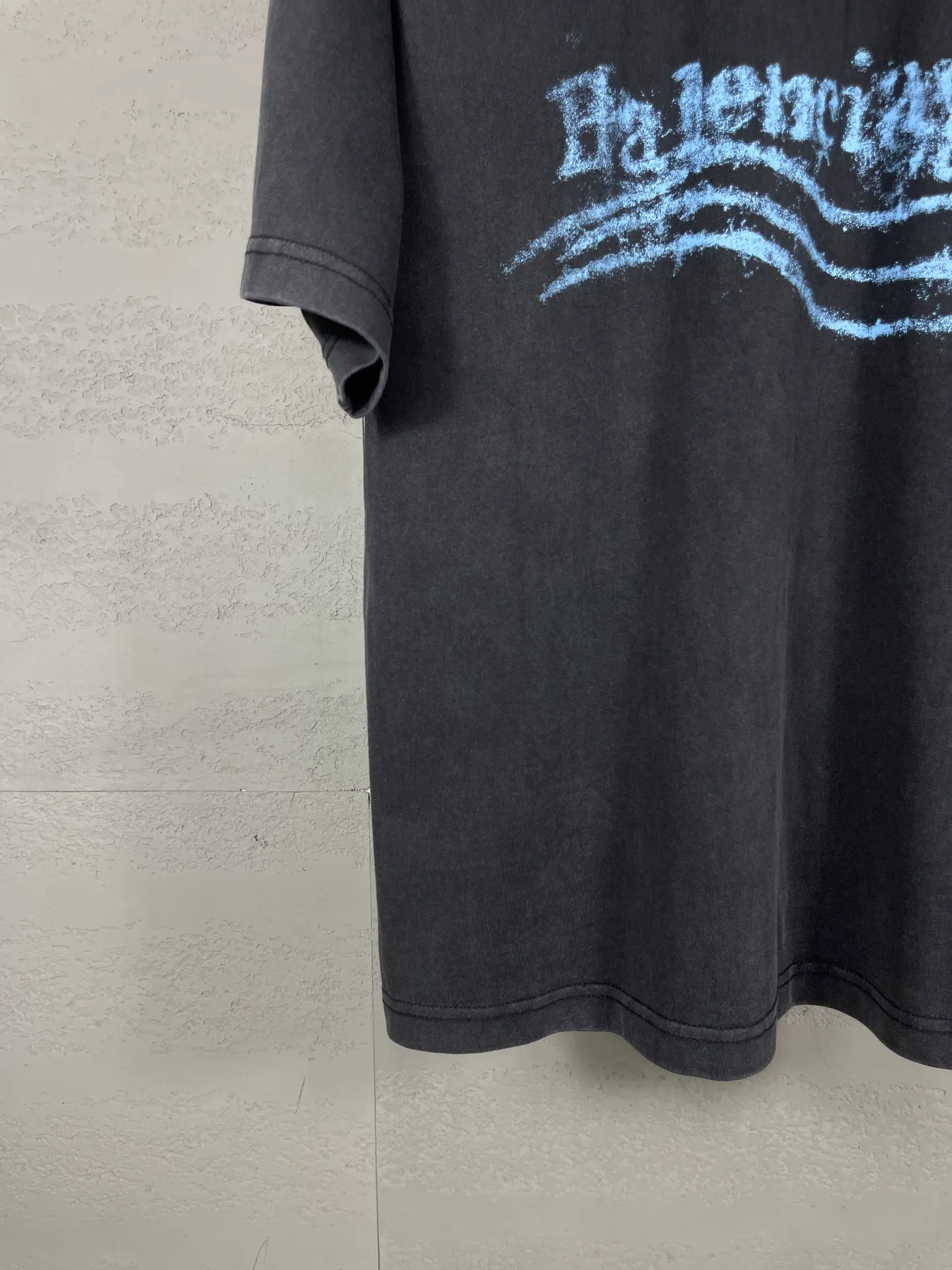 🅿️186 Note: Women’s version, real photos [Top version. Official website quality] BALENCI*GA/Paris #SS25 new style front and back wave print direct-injection printed washed short-sleeved T-shirt. 2025 spring and summer brick cabinet synchronization welcomes comparison. The fabric is made of Paris ZP custom-woven and dyed cotton double yarn, weighing 260 grams. The cloth surface is clean. The cloth pattern is clear, soft and comfortable. The threads are dyed with no color difference. The printing adopts computer direct printing, and the effect is three-dimensional. Restore the brick cabinet, adopt the medium version. Women's version Code: BL253731 Color: Washed black, sky blue Size: XS S M L