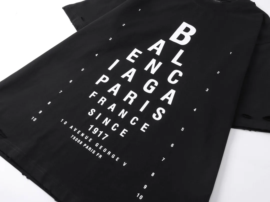 🅿️180 real photos [Top version. Official website quality] BALENCI*GA/Paris.SS25 latest model alphanumeric printed eye chart worn and distressed short-sleeved T-shirt. Ready-made clothing with many worn and worn. Brick cabinets are synchronized. Genuine products are developed at the first time. The fabric is made of Paris ZP custom-woven and dyed cotton double yarn. Weighing 260 grams, the cloth surface is clean. The cloth pattern is clear, soft and comfortable. The threads are dyed with no color difference. The printing is made of environmentally friendly imported materials. The letters are clear and the effect is three-dimensional. The version adopts OS loose shoulder design. Same style for men and women. Code: BL223617 Color: black, gray and white. Size: XS S M L