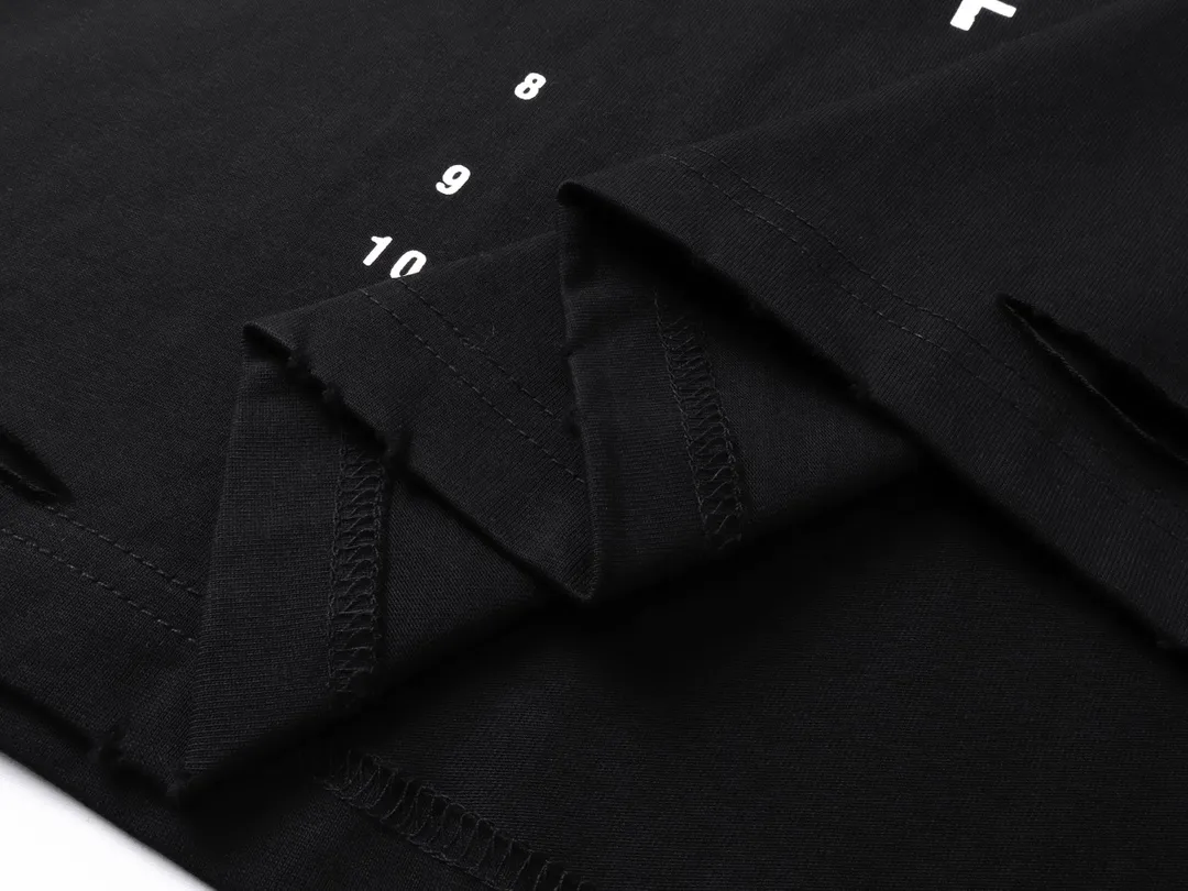 🅿️180 real photos [Top version. Official website quality] BALENCI*GA/Paris.SS25 latest model alphanumeric printed eye chart worn and distressed short-sleeved T-shirt. Ready-made clothing with many worn and worn. Brick cabinets are synchronized. Genuine products are developed at the first time. The fabric is made of Paris ZP custom-woven and dyed cotton double yarn. Weighing 260 grams, the cloth surface is clean. The cloth pattern is clear, soft and comfortable. The threads are dyed with no color difference. The printing is made of environmentally friendly imported materials. The letters are clear and the effect is three-dimensional. The version adopts OS loose shoulder design. Same style for men and women. Code: BL223617 Color: black, gray and white. Size: XS S M L